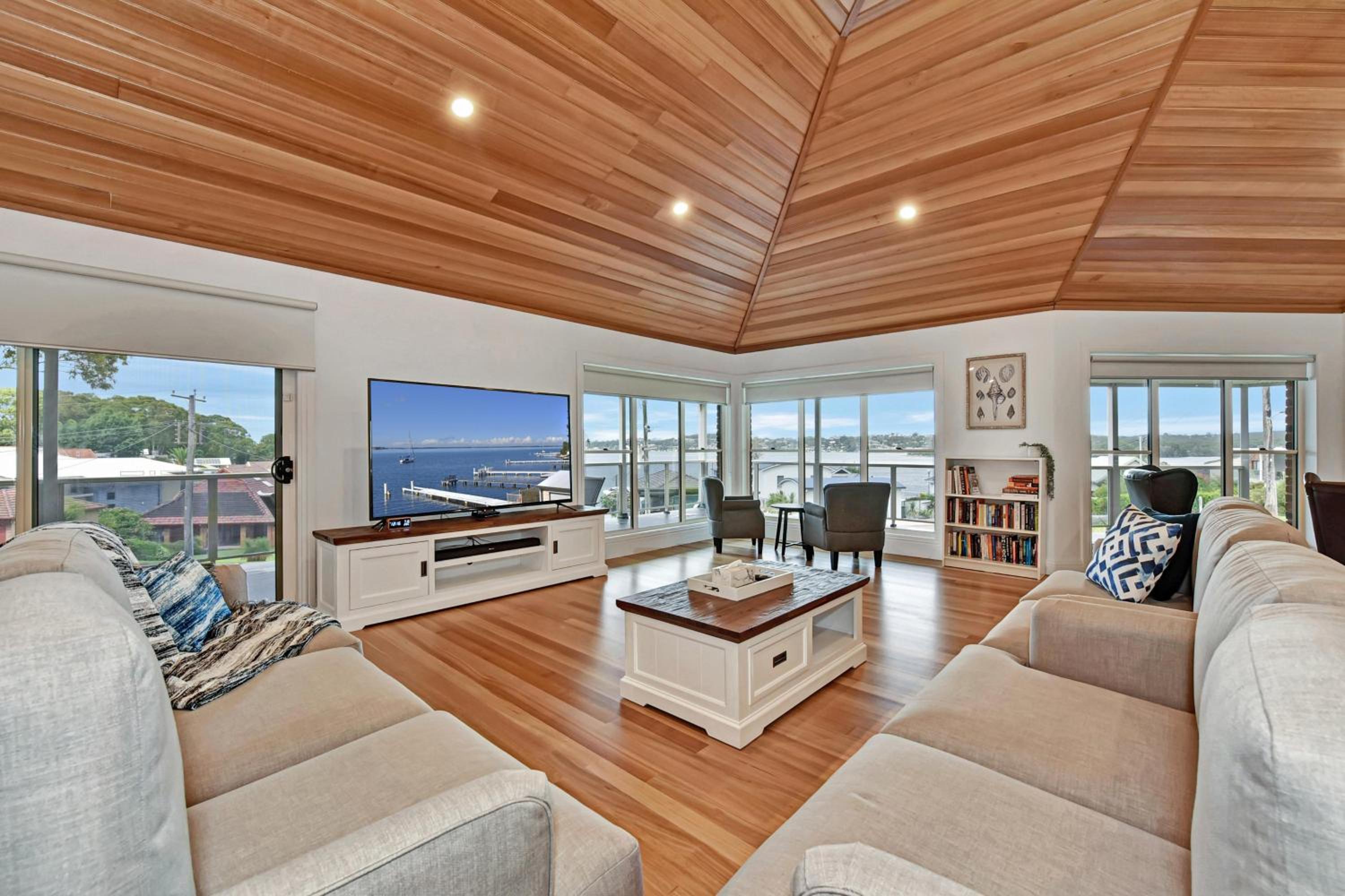 Six-Bedroom House photo 1