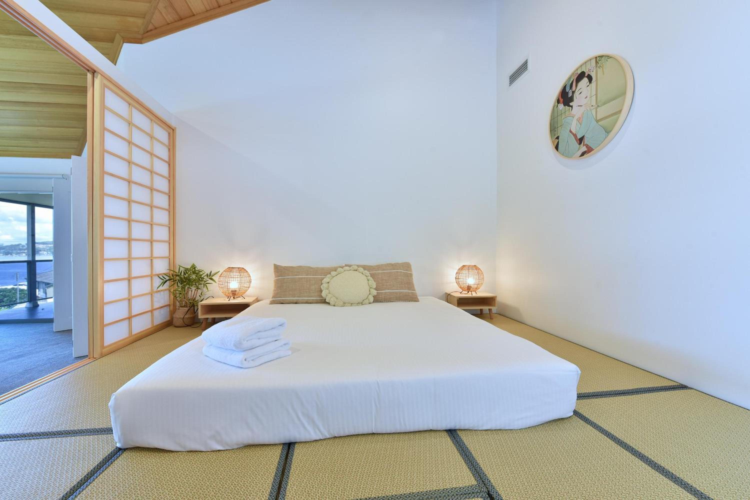Six-Bedroom House photo 2
