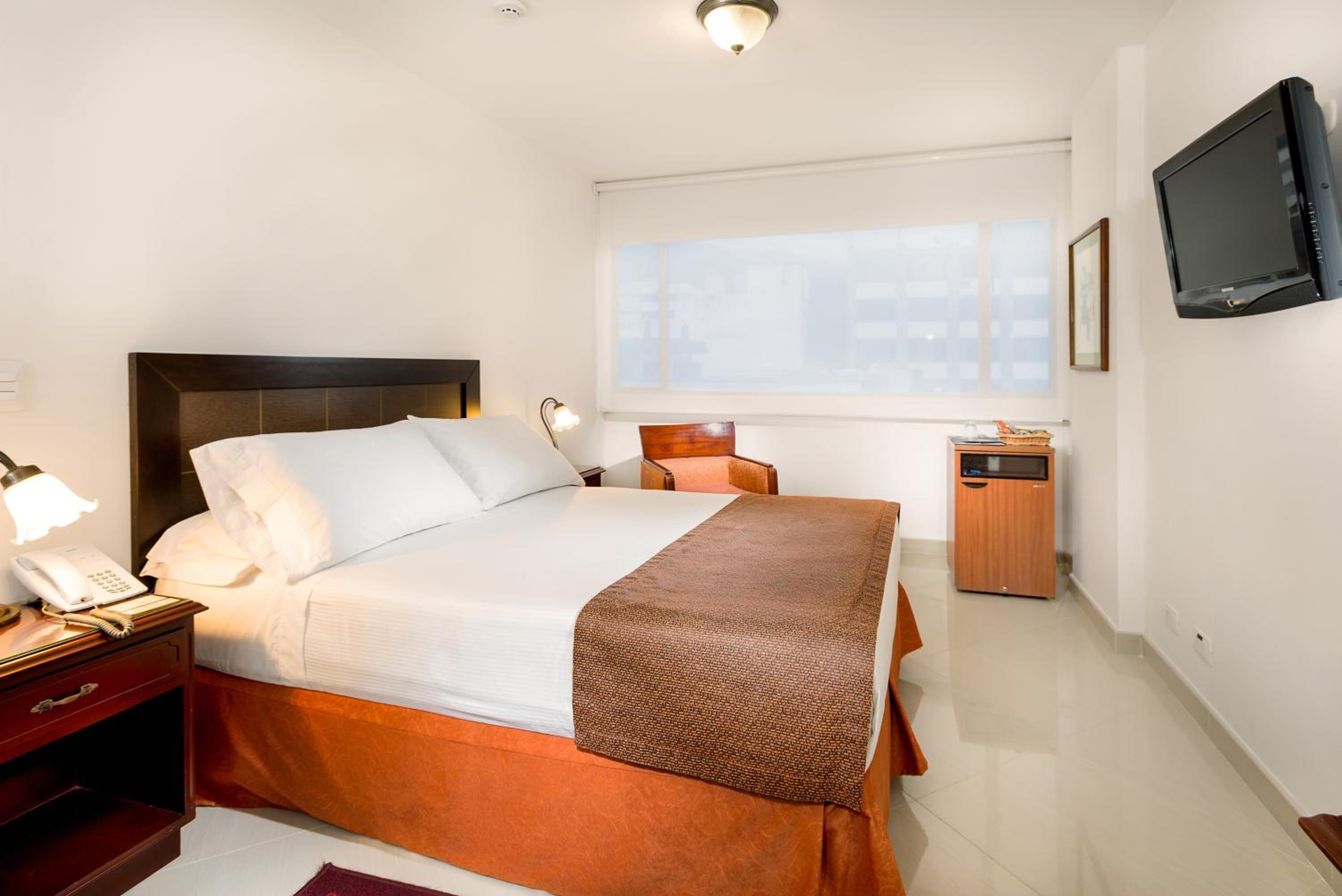 Standard Double Room - Photo 8