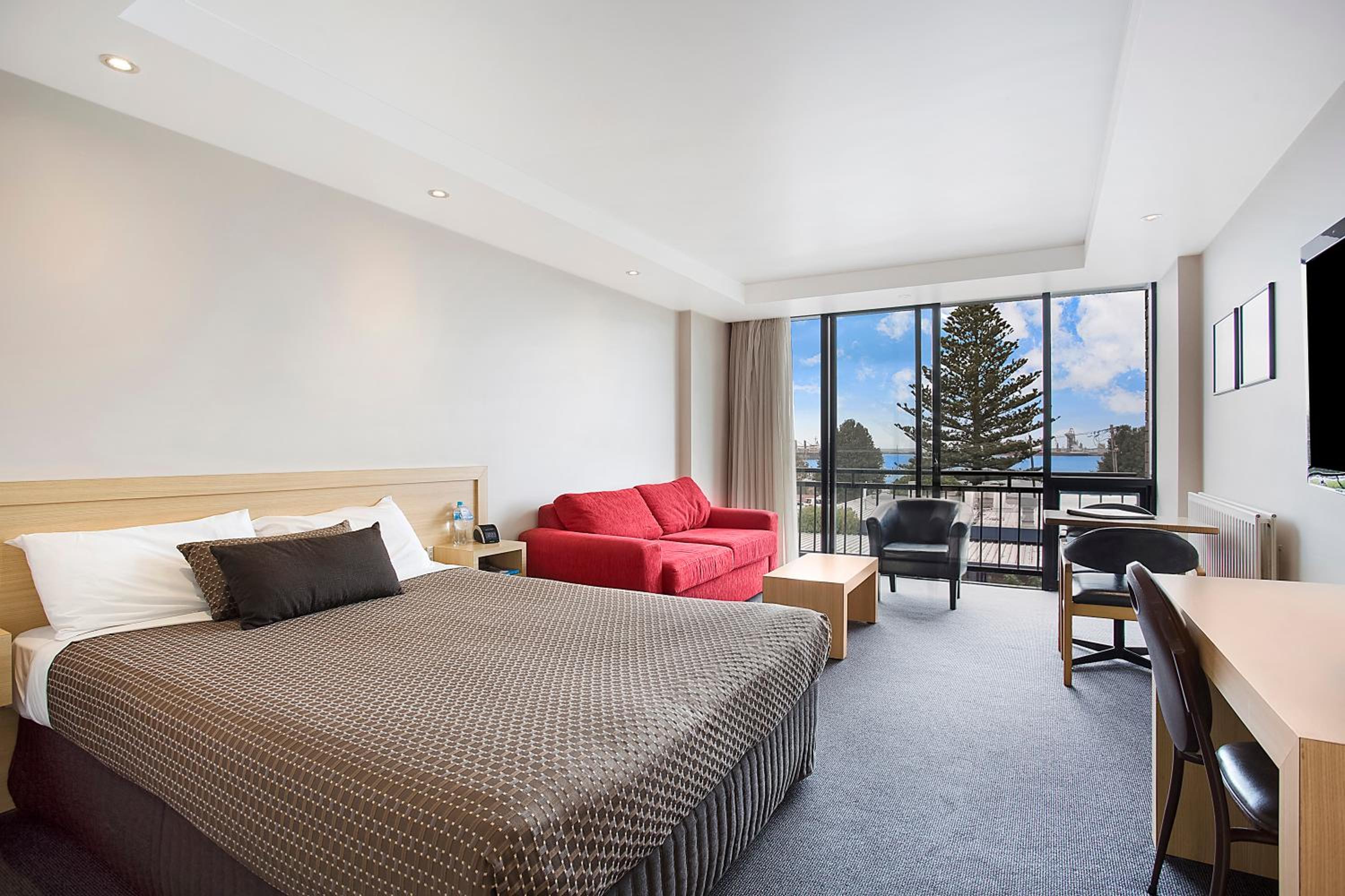 Queen Room with Harbor View - Non Smoking - Photo 2