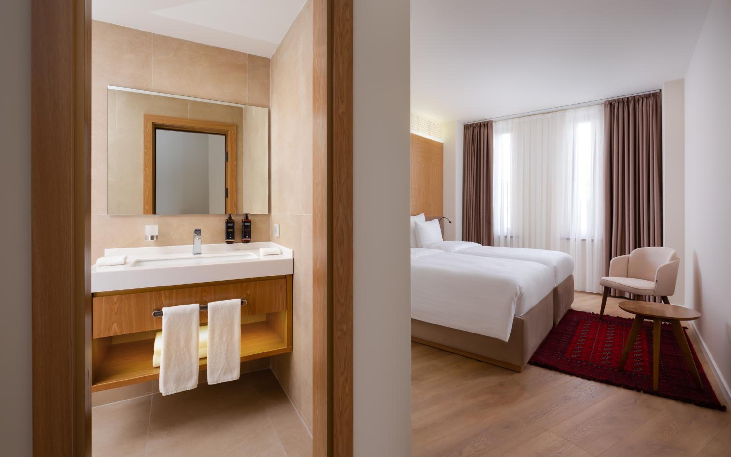 Classic Superior Room with One Double Bed and One Single Bed - Photo 5