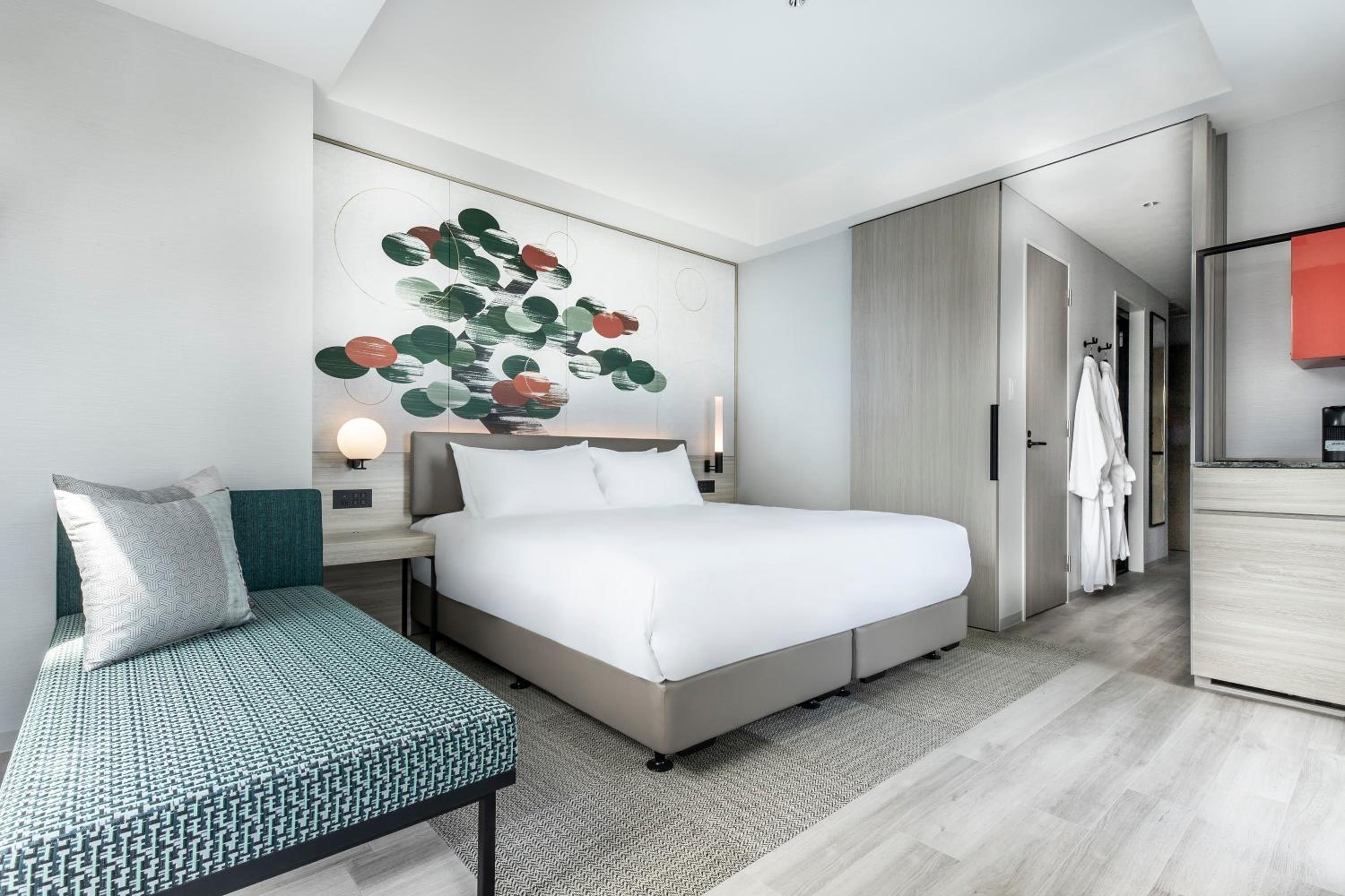 Deluxe King Room - Standard Floor - Photo 1