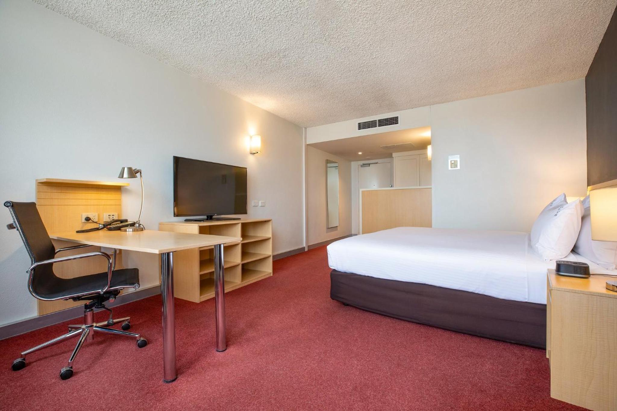 Premium King Room - Photo 6