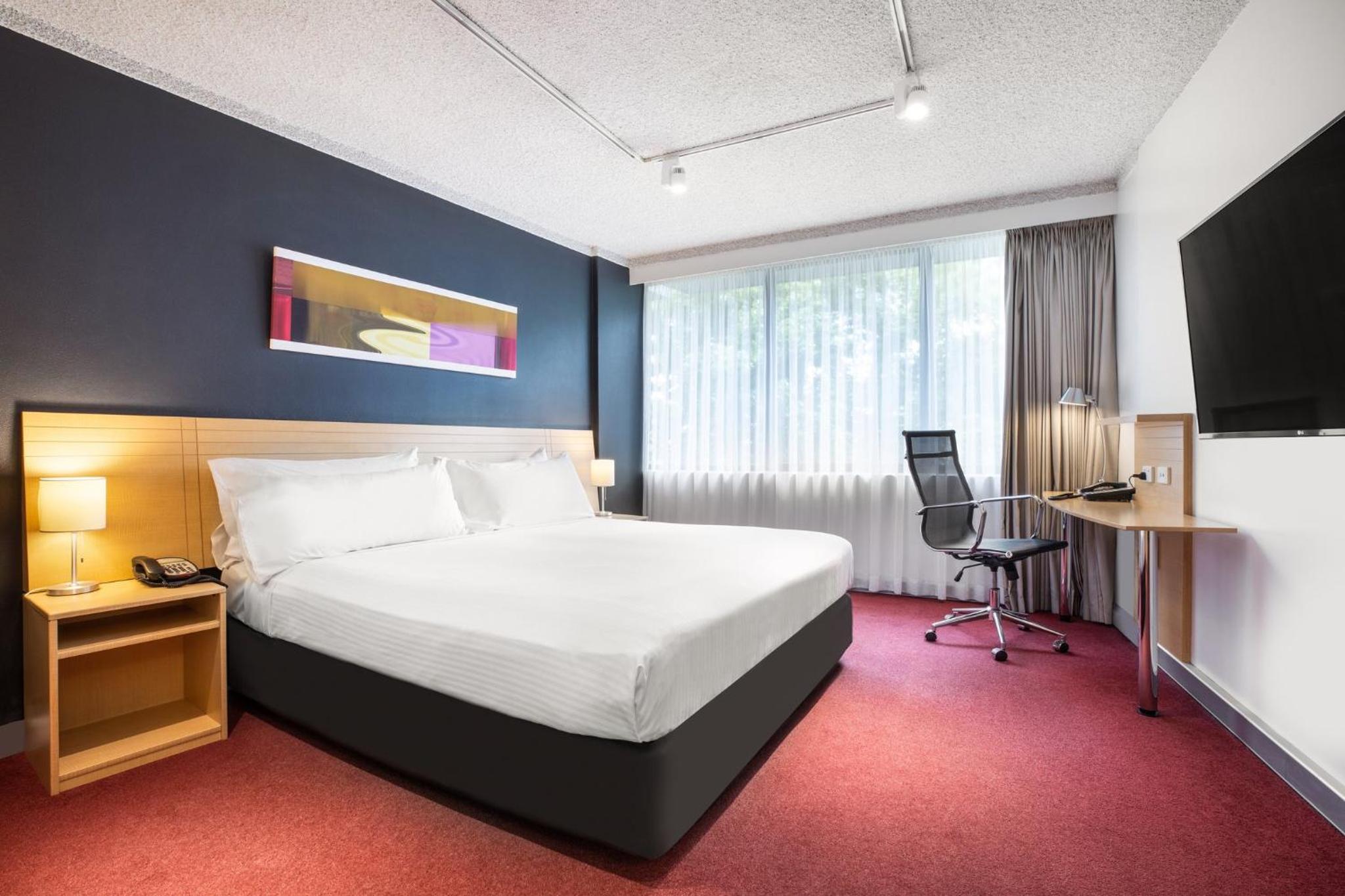 Standard One Queen Bed - Accessible thumbnail 6