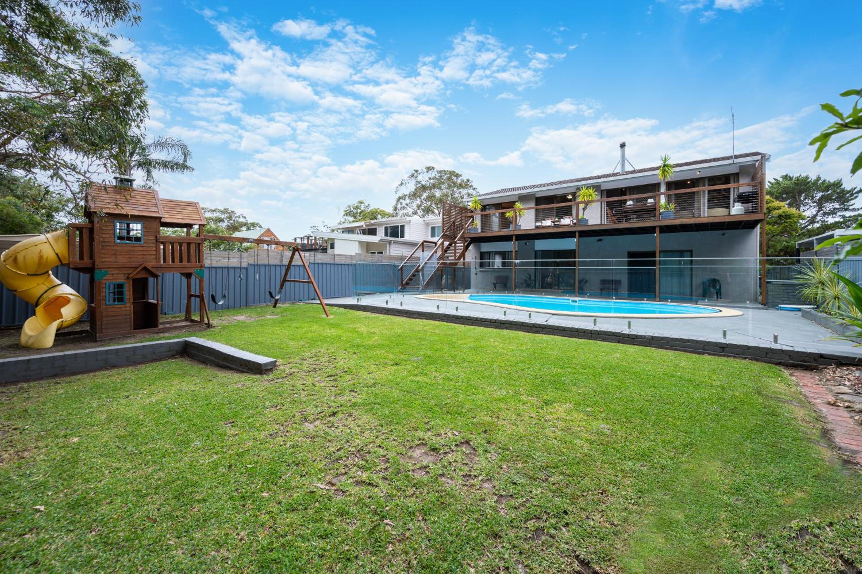 Five-Bedroom House photo 2