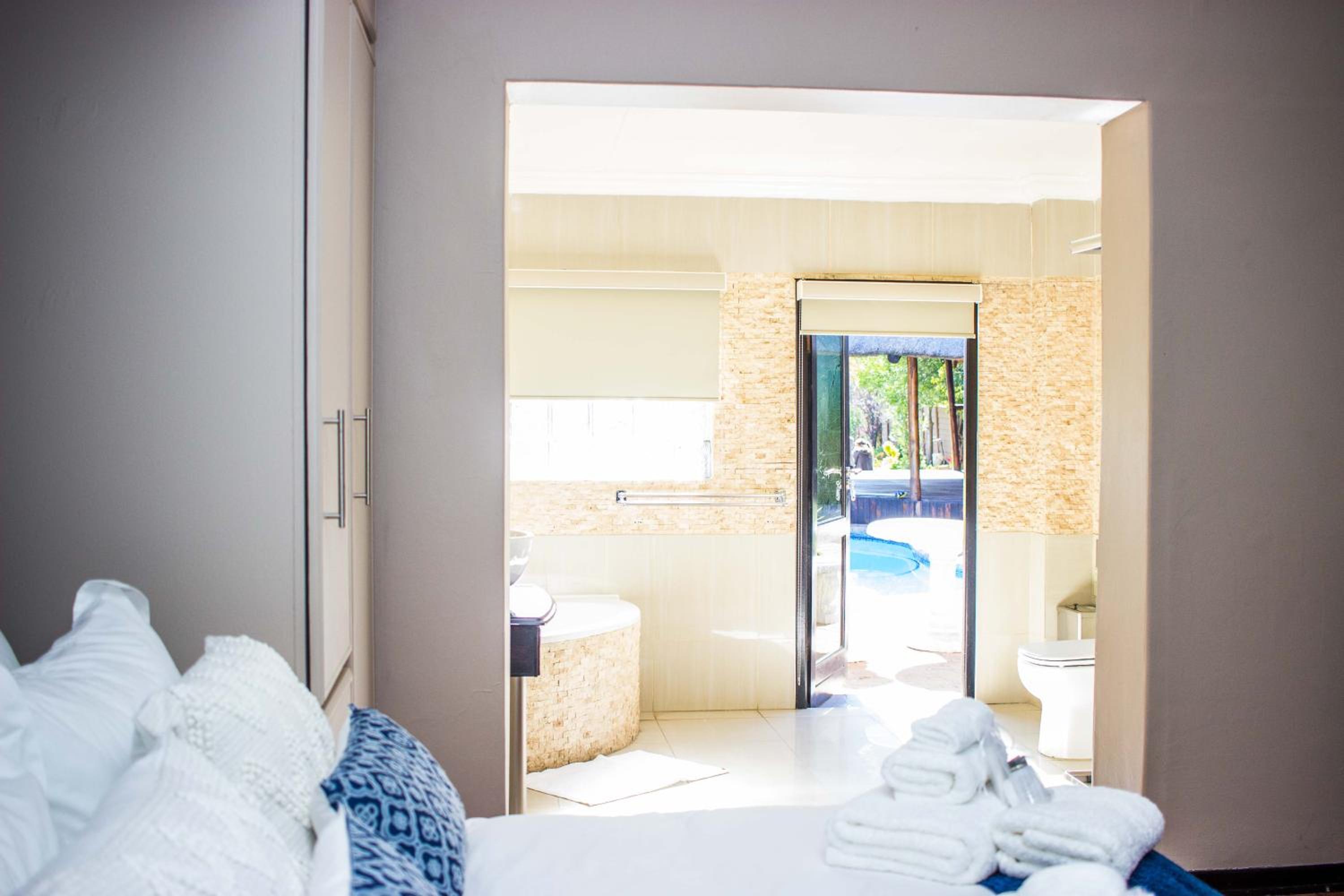 Luxury Queen Room - Photo 4