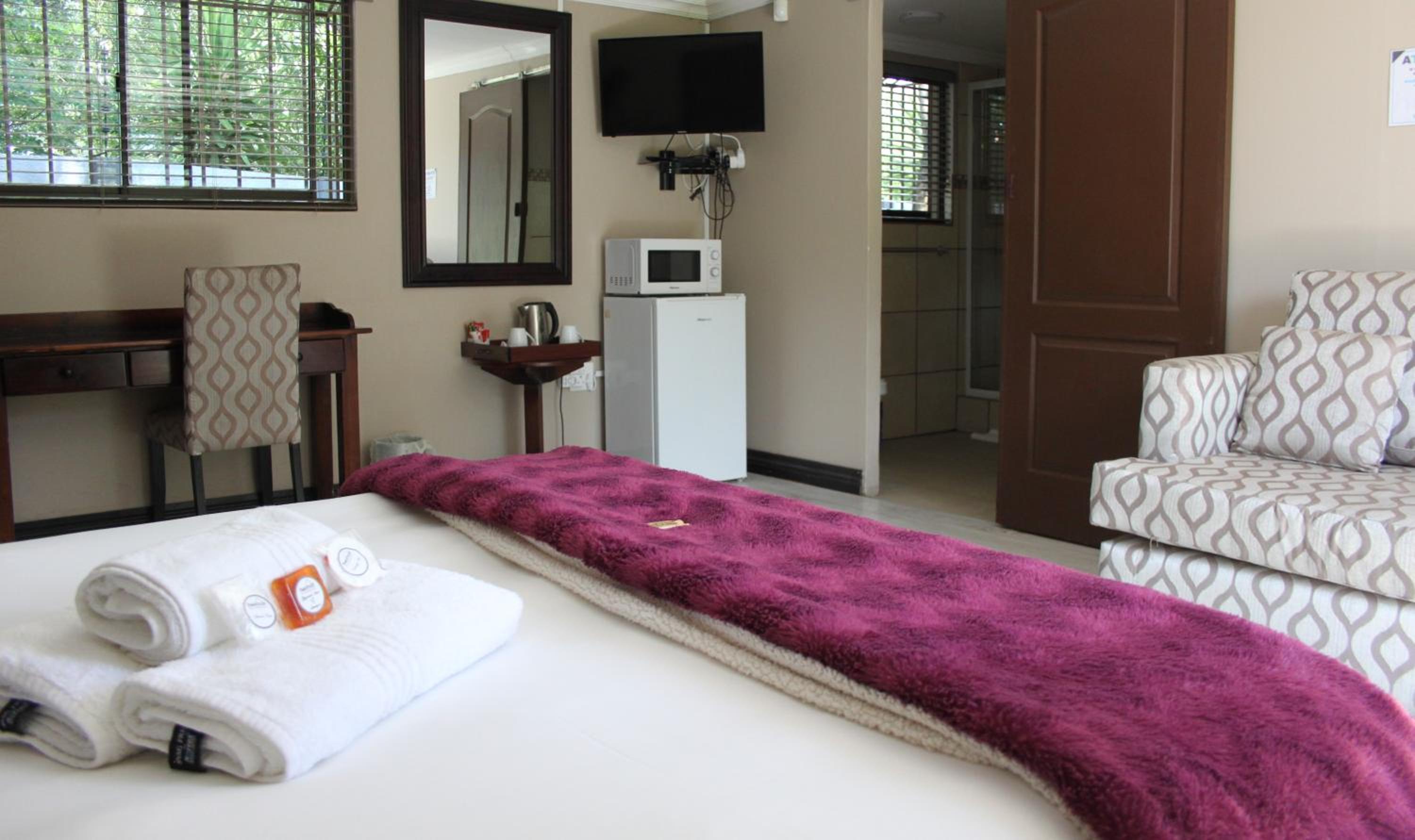 Comfort Queen Room - Photo 4