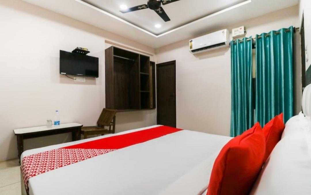 Deluxe King Room photo 2