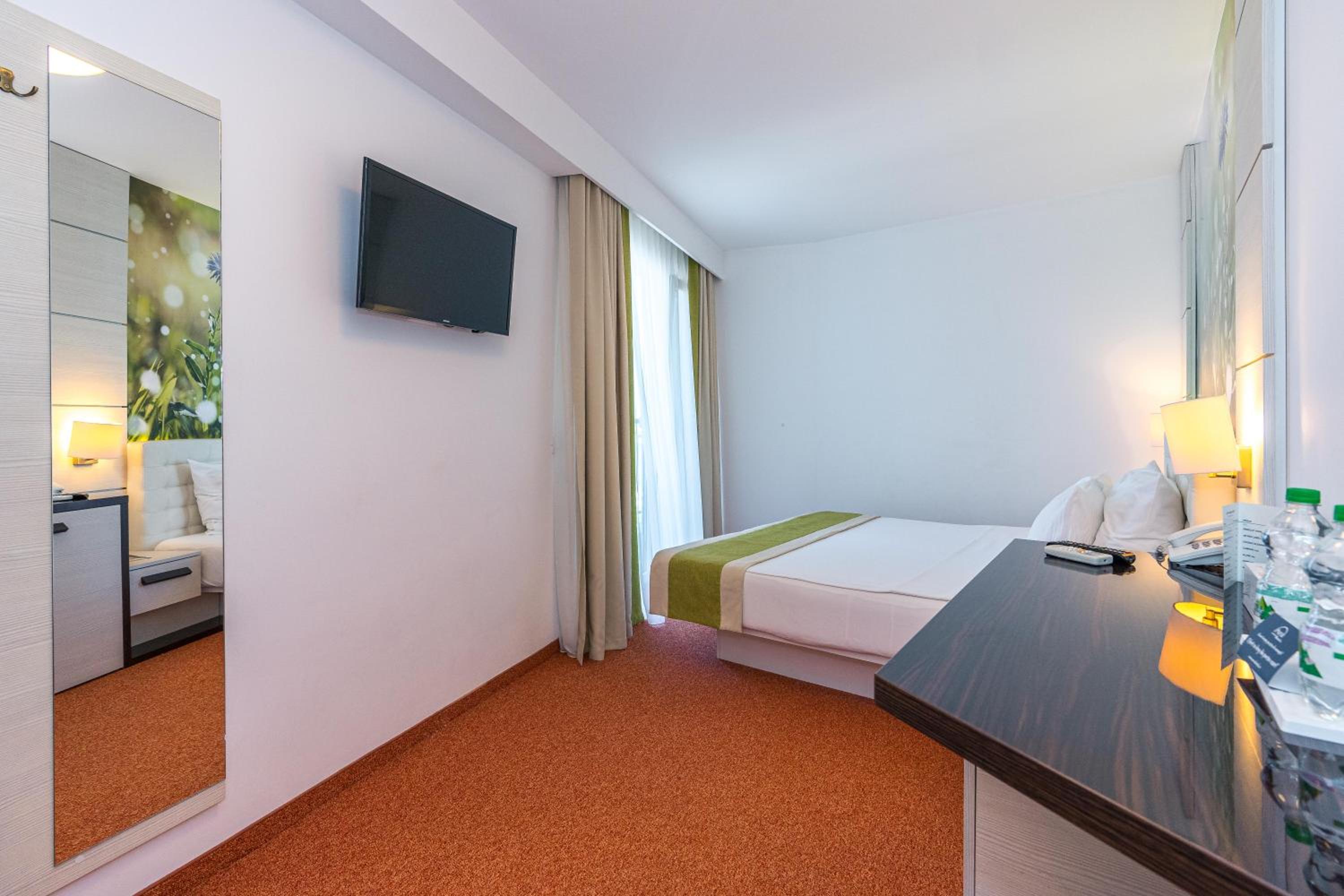 Camera dubla in hotel vedere la statiune photo 3