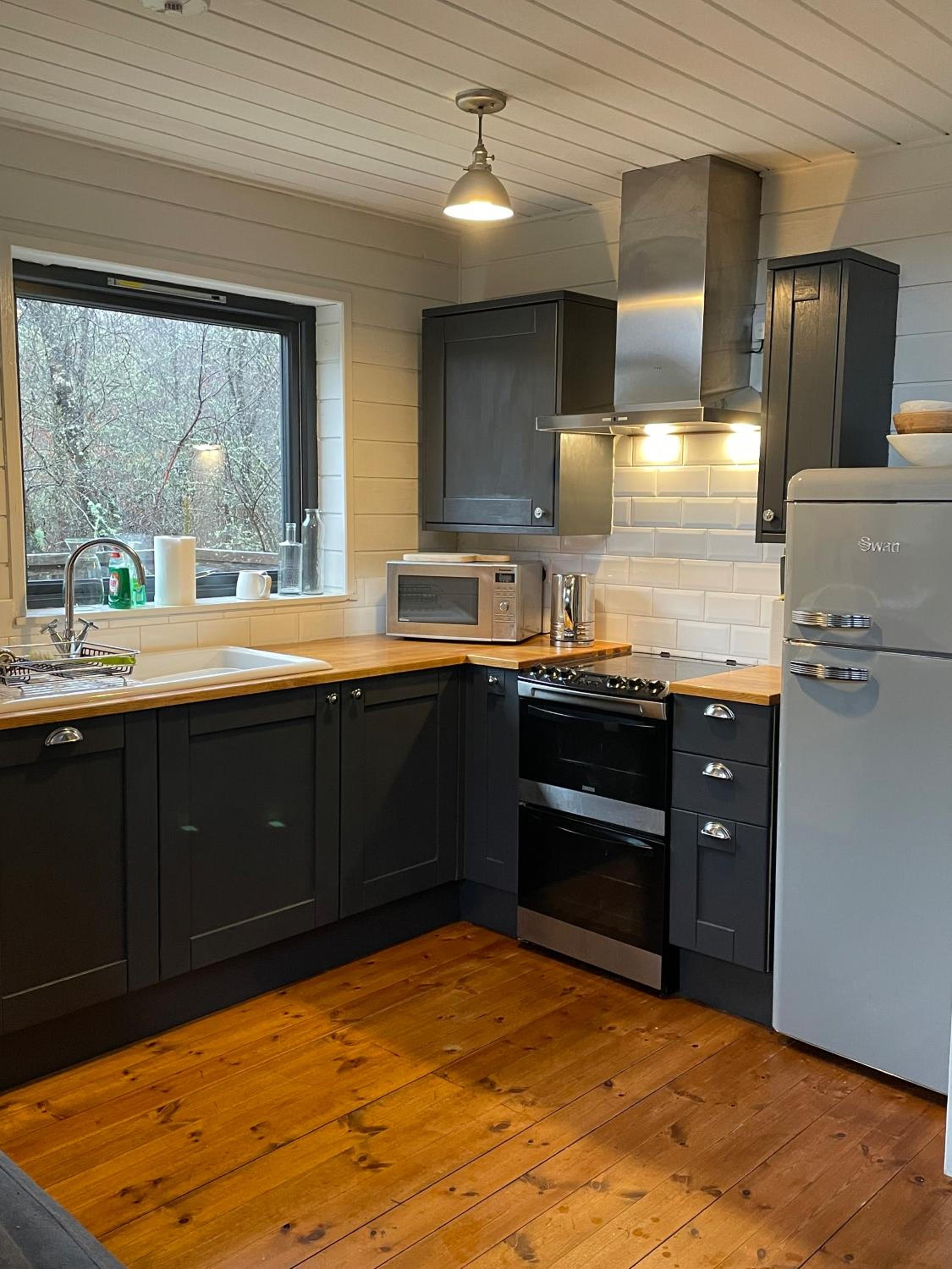 Flora Cabin (3 bedrooms) – Free Wi-Fi, Wood fired hot tub (extra charge) photo 3