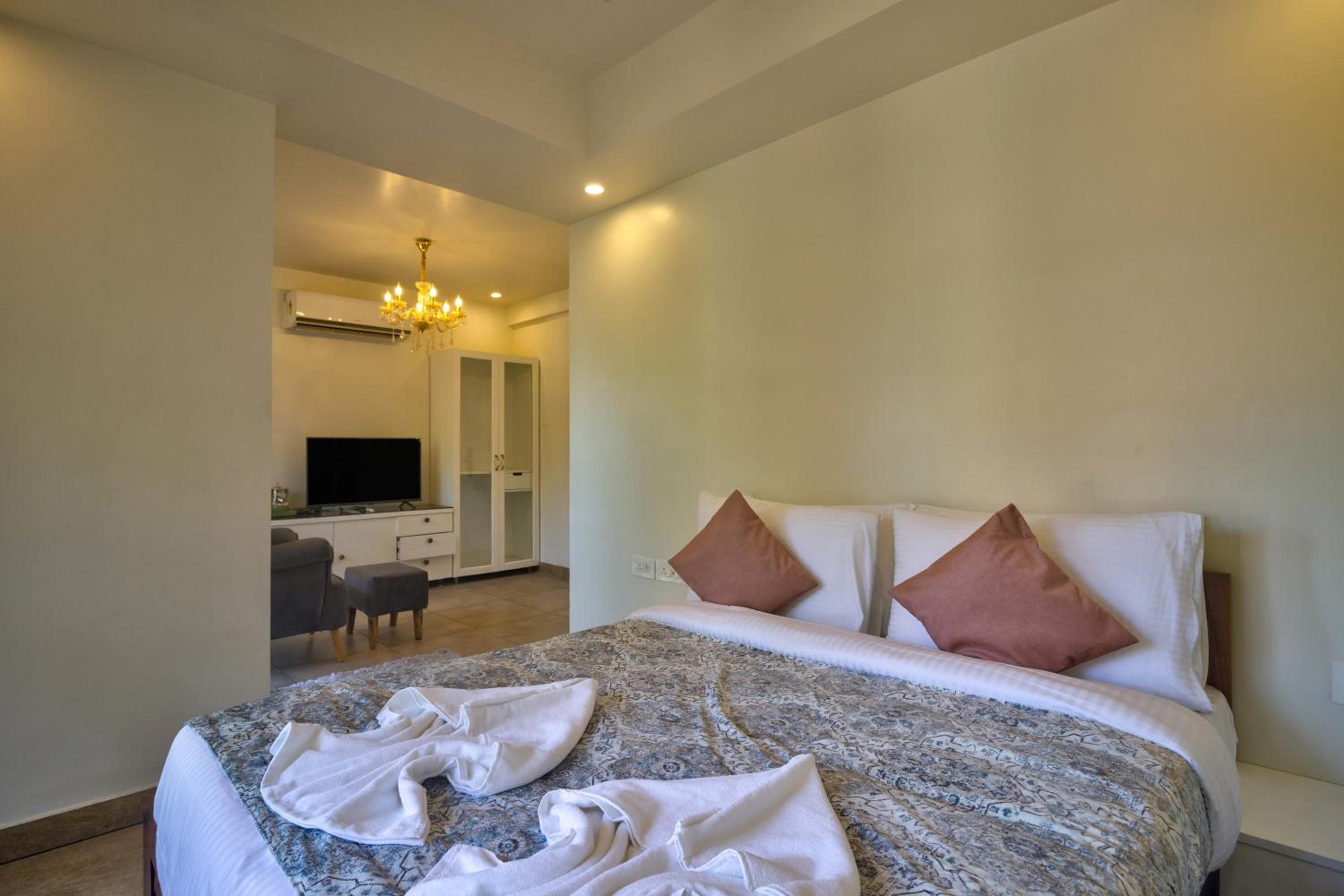 King Suite With Balcony - Photo 18