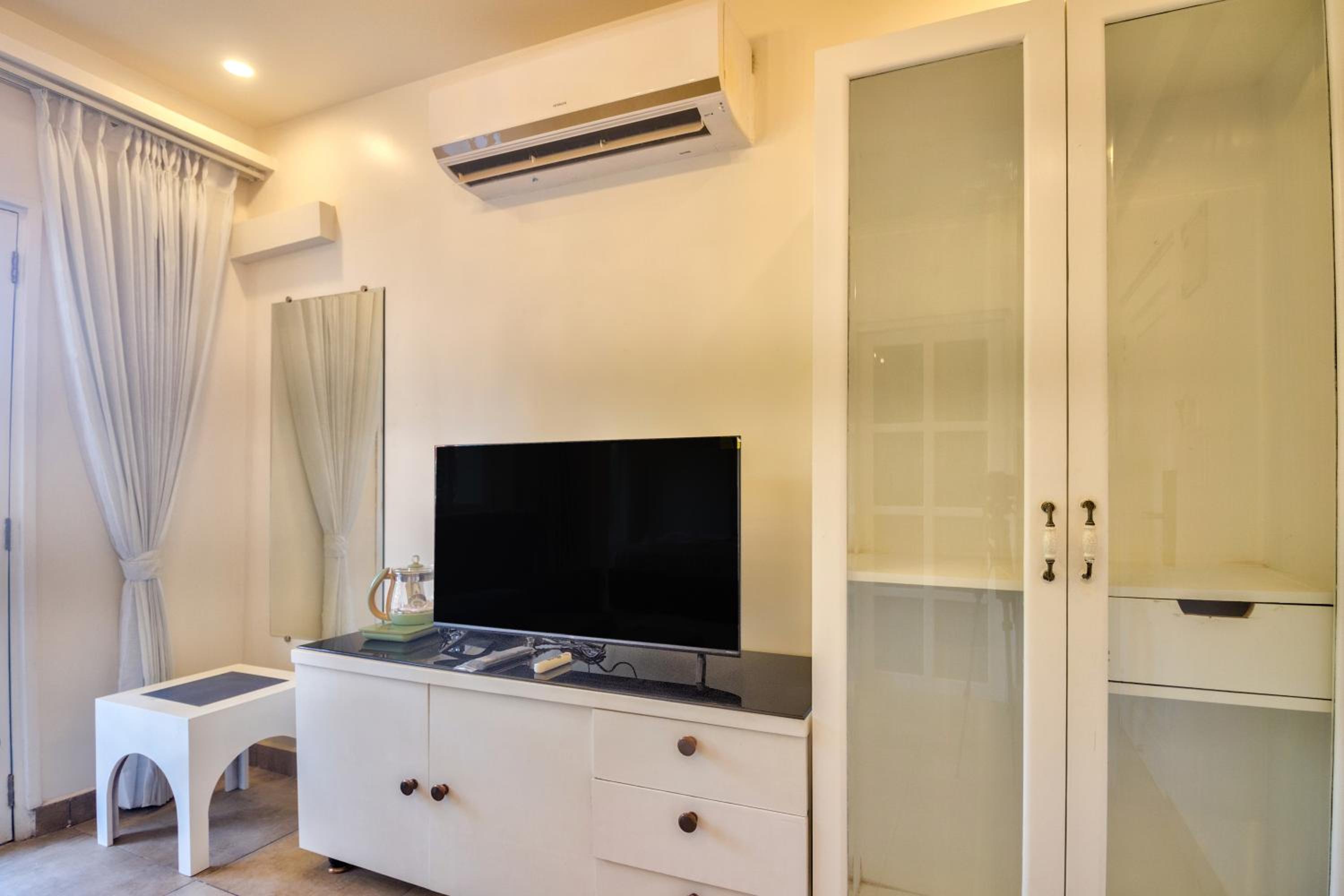 King Suite With Balcony - Photo 3