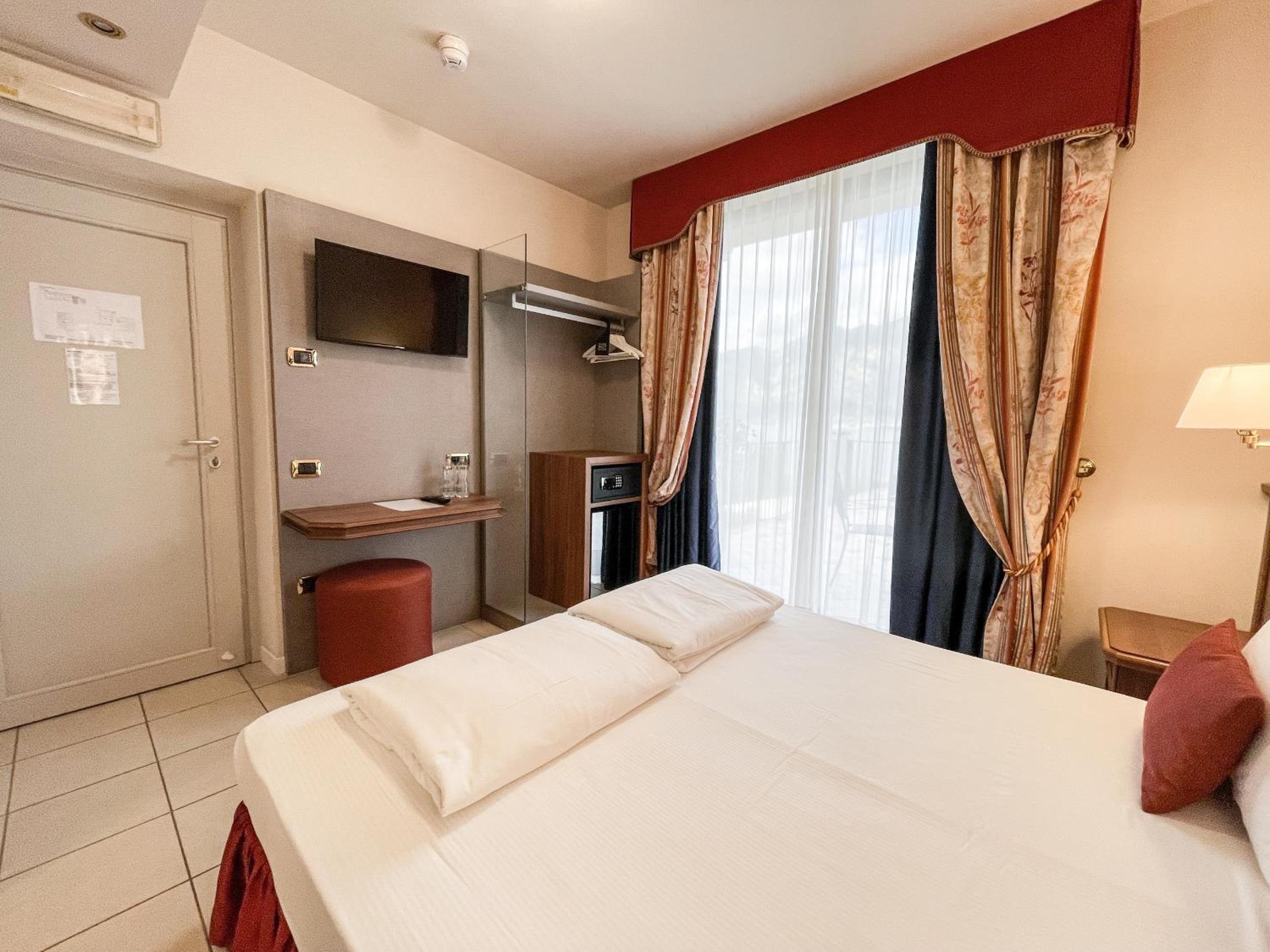 Small Double Room with Terrace with Lake View
