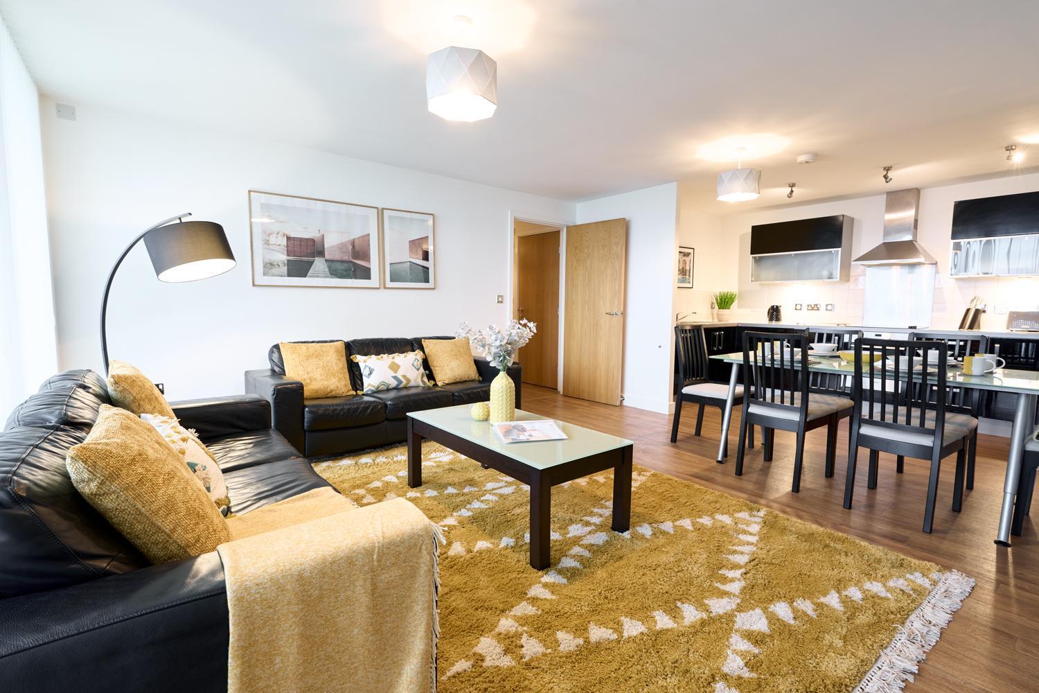 Deluxe Three-Bedroom Apartment