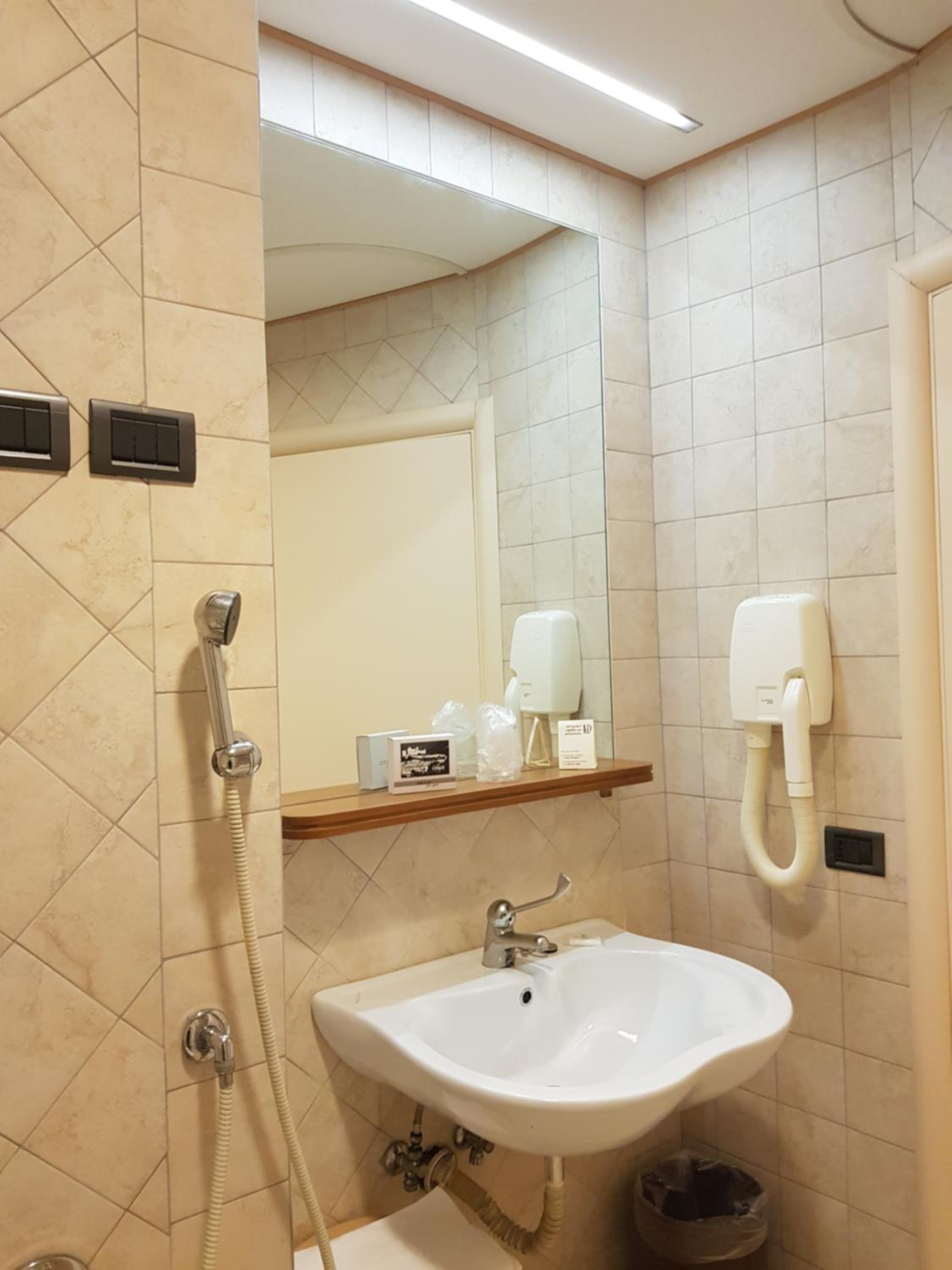 Double or Twin Room - Disability Access - Photo 4