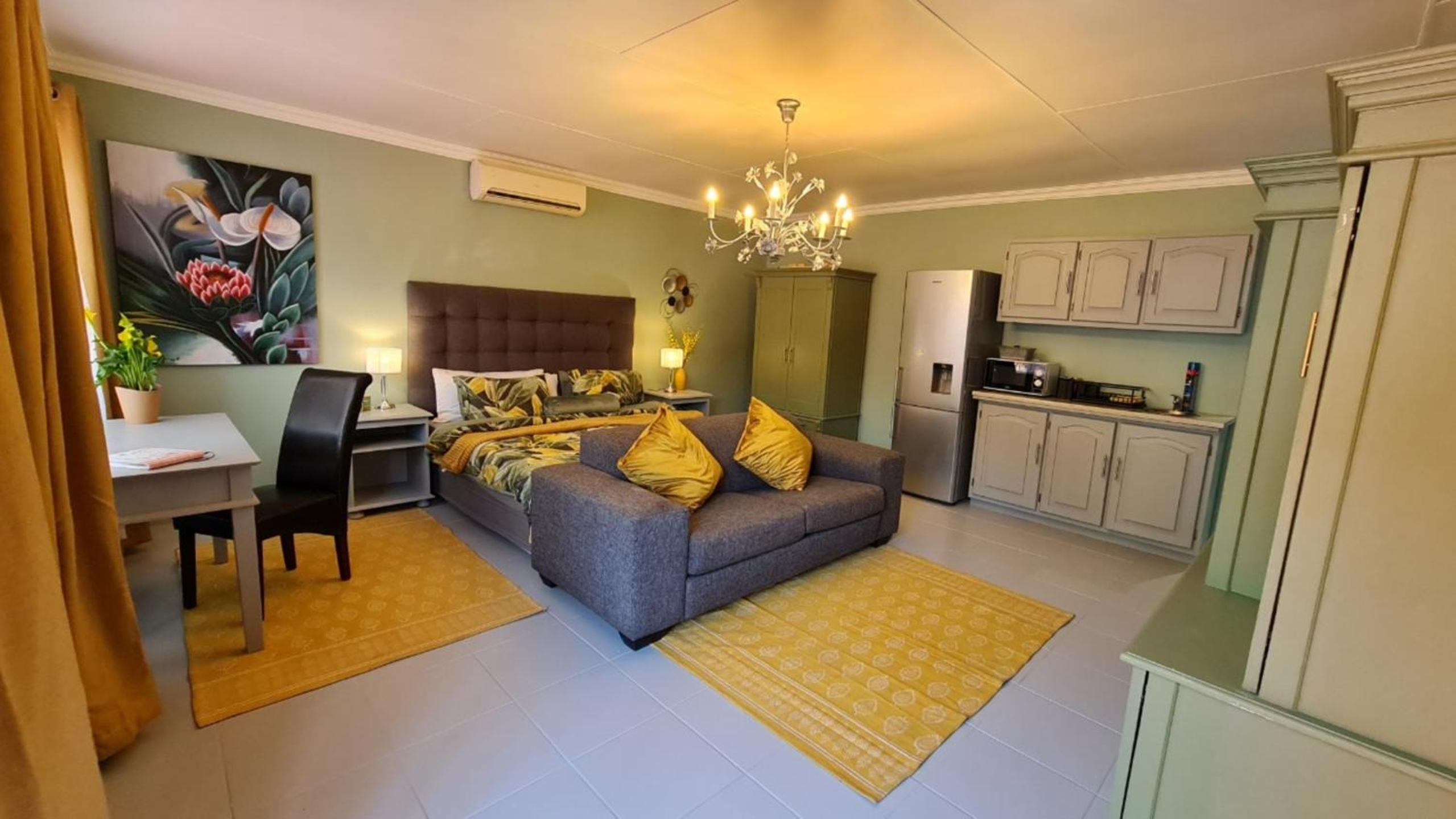 Deluxe Double Room (2 Adults + 1 Child) - Photo 1