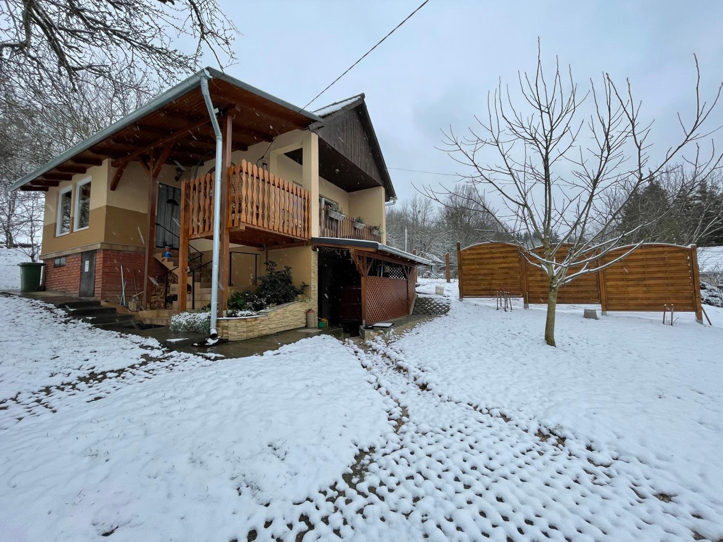 Apartment with Mountain View - Photo 3