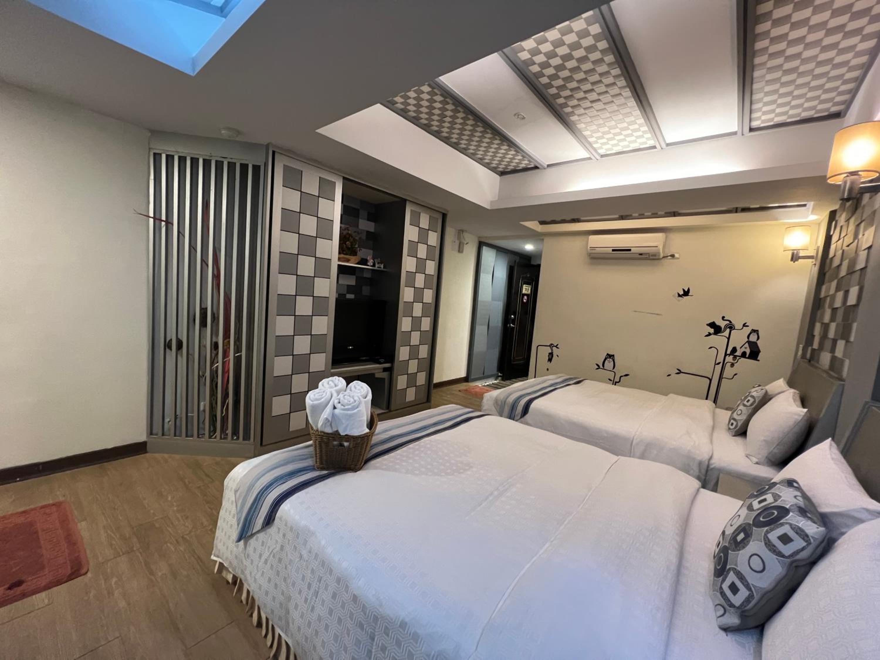 Standard Quadruple Room - No Window photo 3