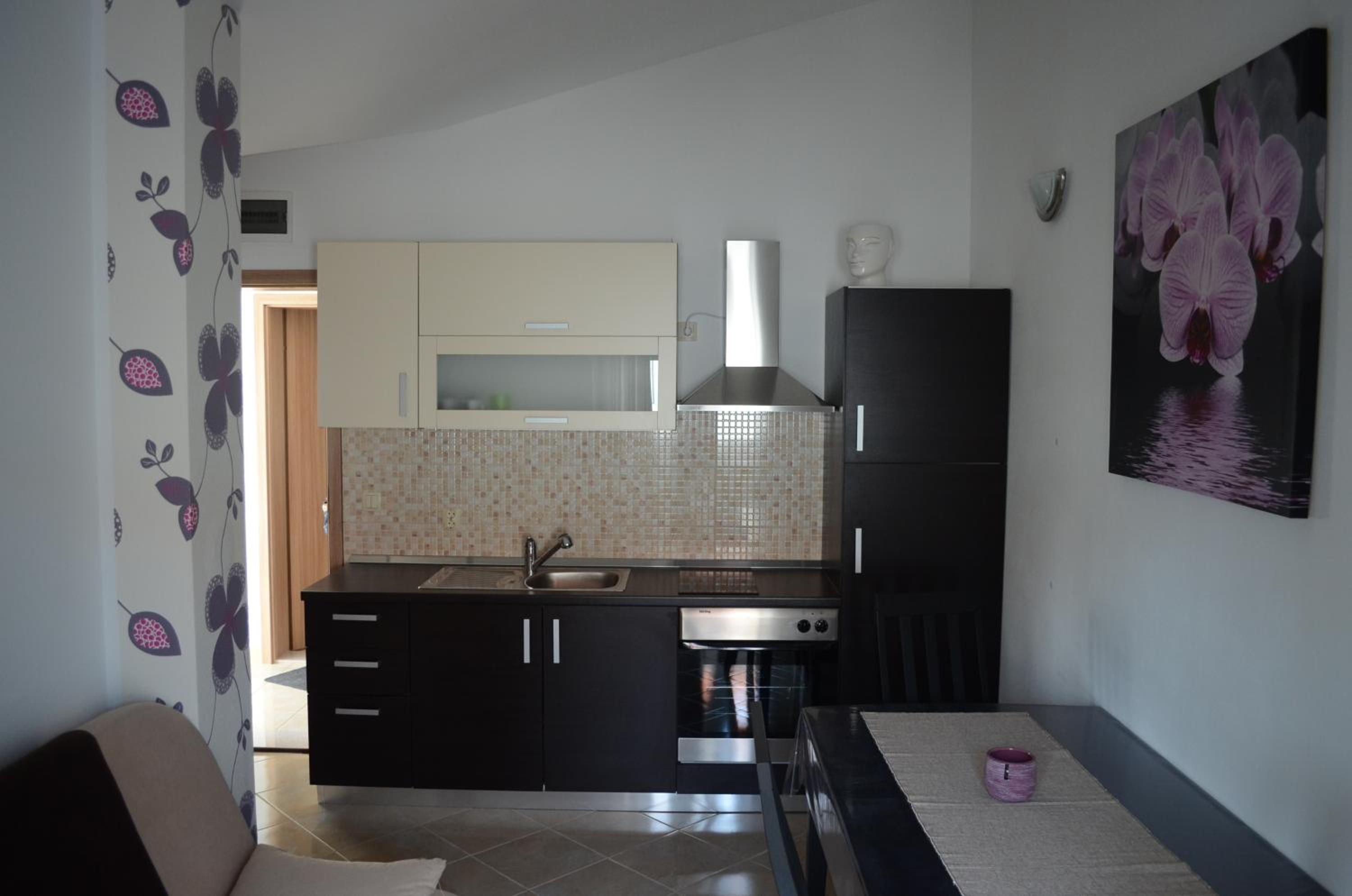 One-Bedroom Apartment - Photo 2