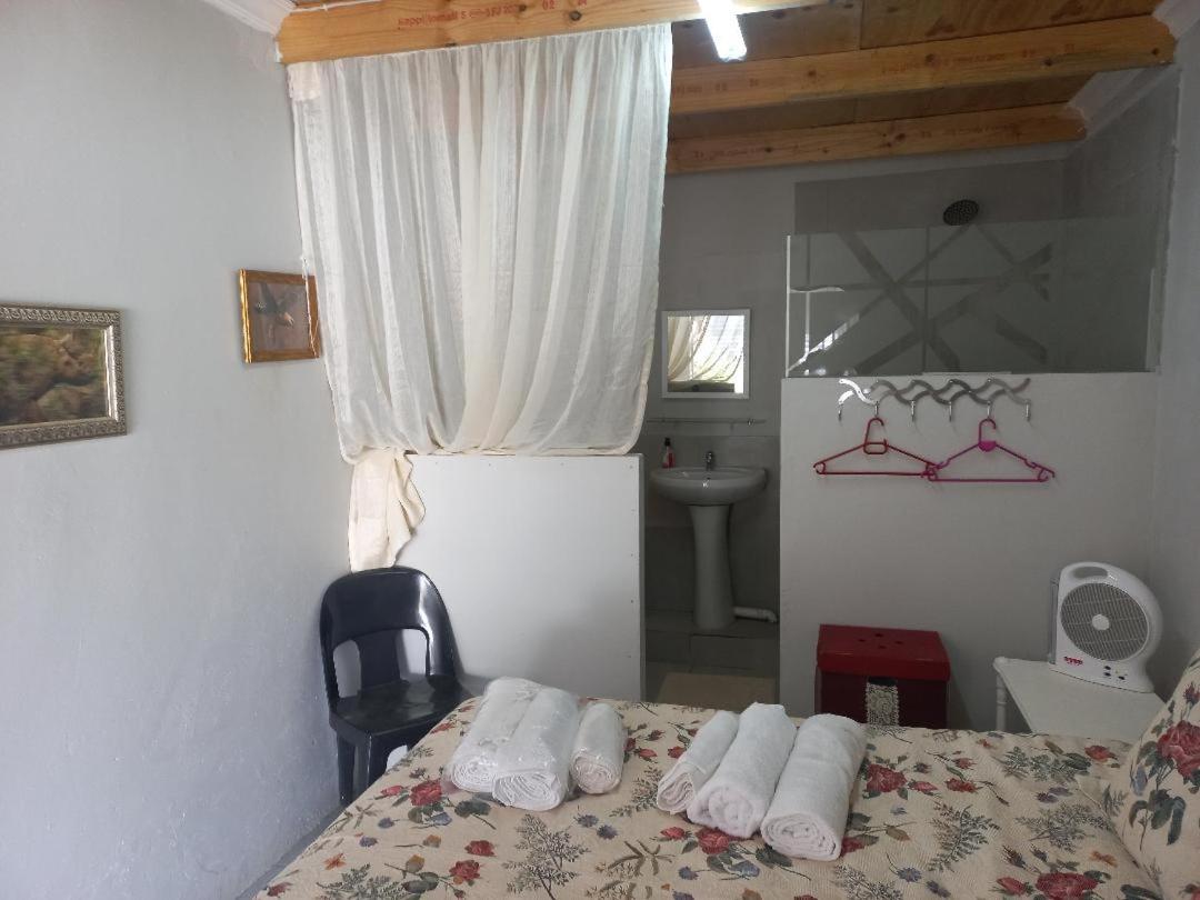 Budget Double Room - Photo 10