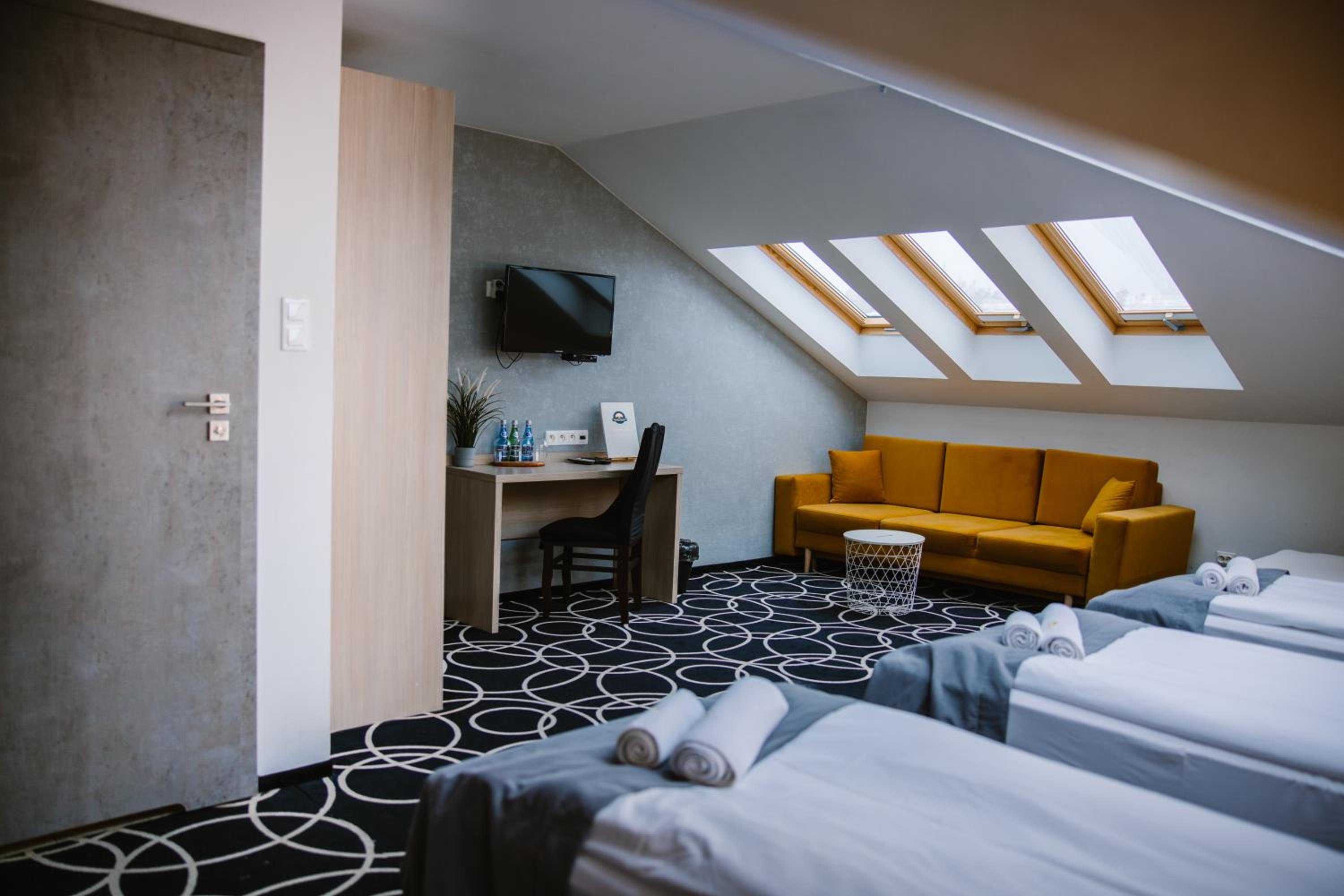 Large Double Room - Photo 1