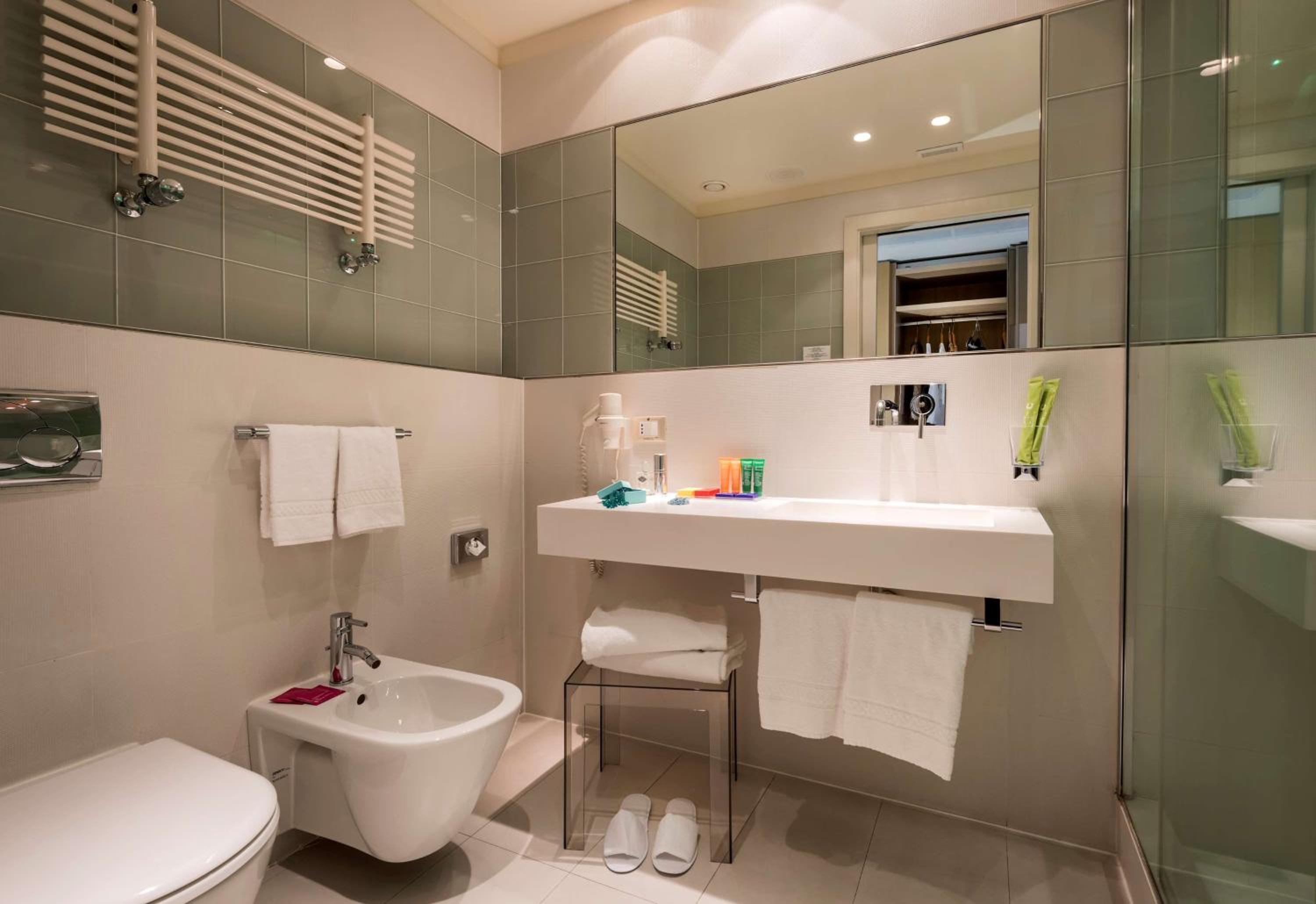Standard King Room - Photo 11