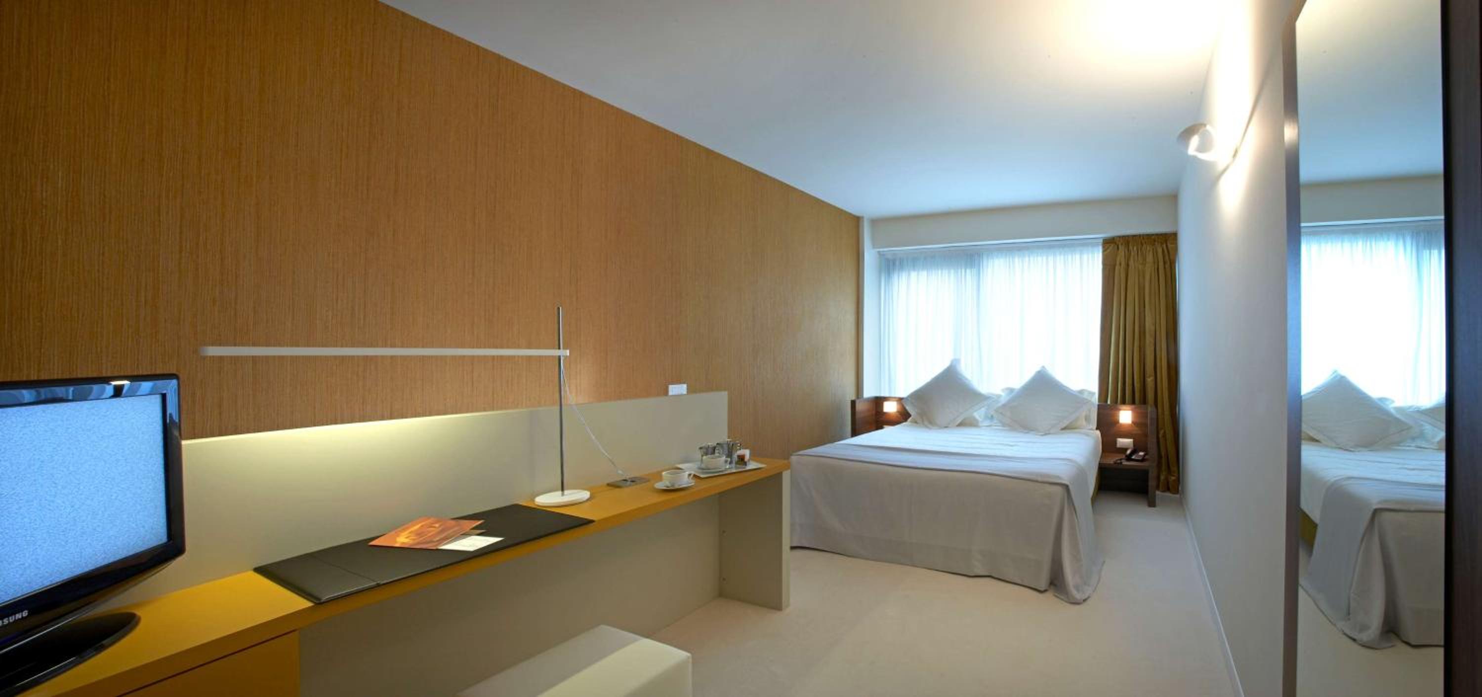 Junior King Suite with Sofa Bed - Photo 2