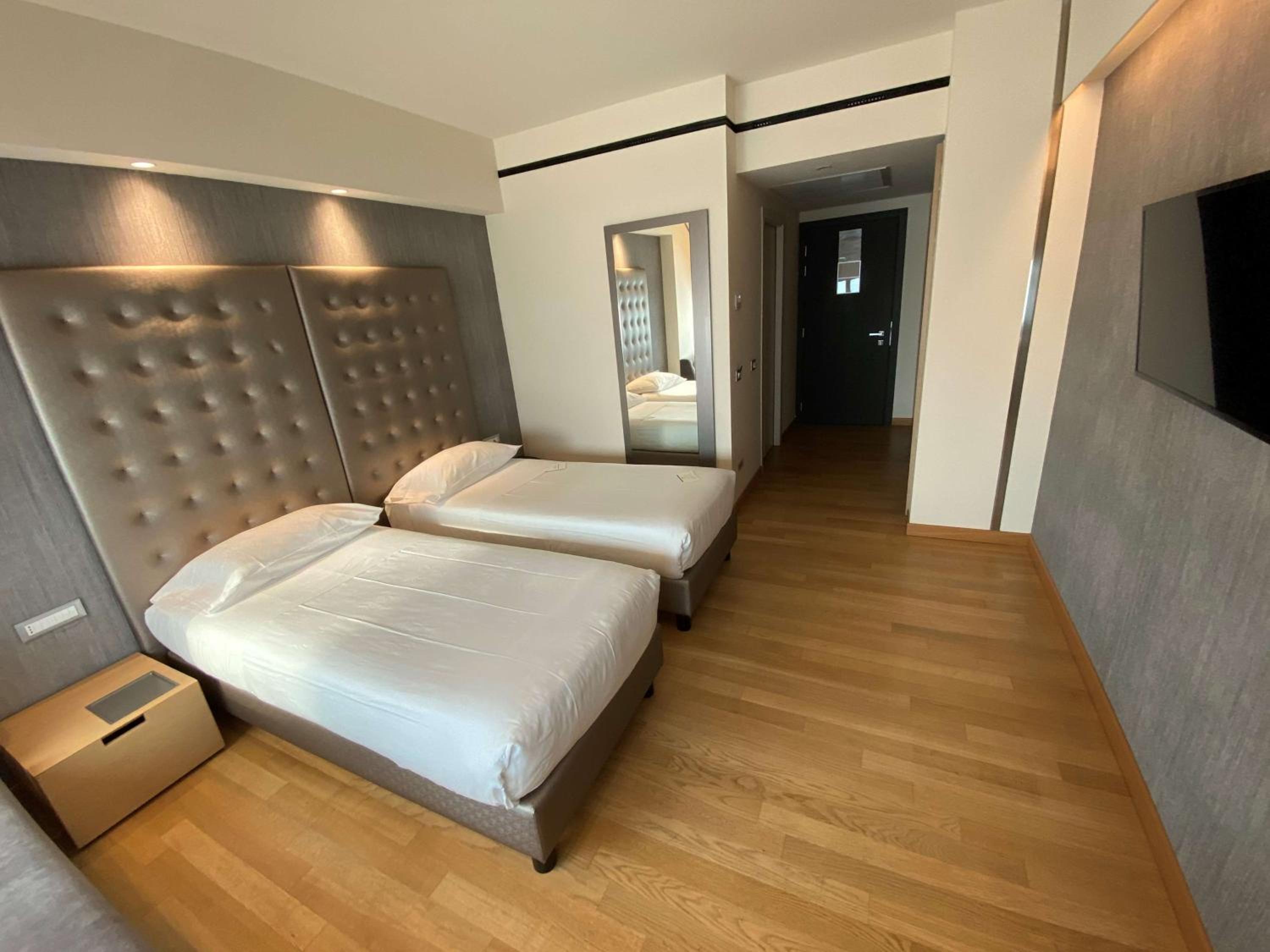 Standard Twin Room - Photo 1
