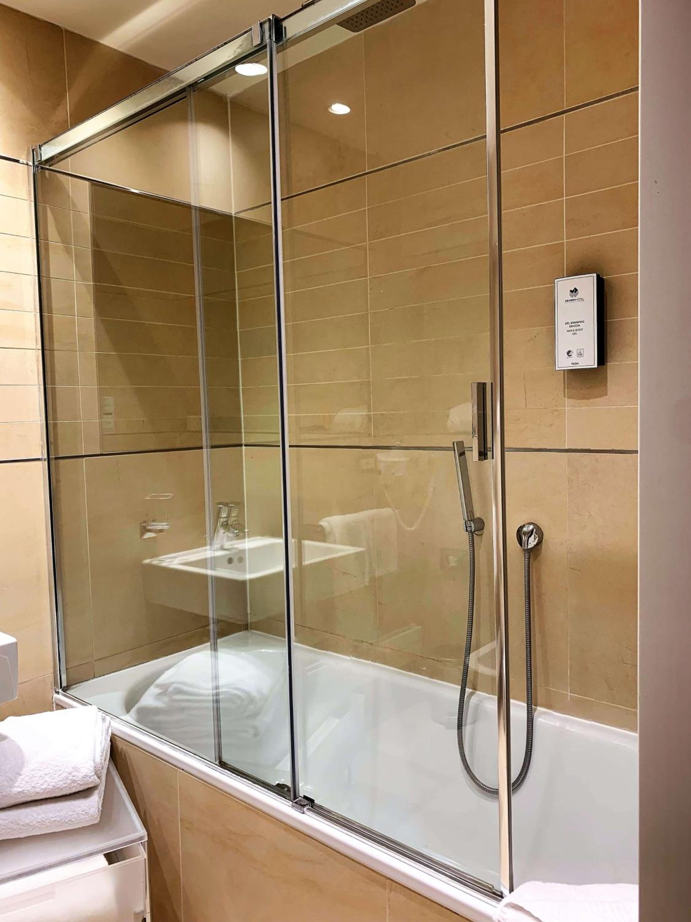 Standard King Room - Photo 8