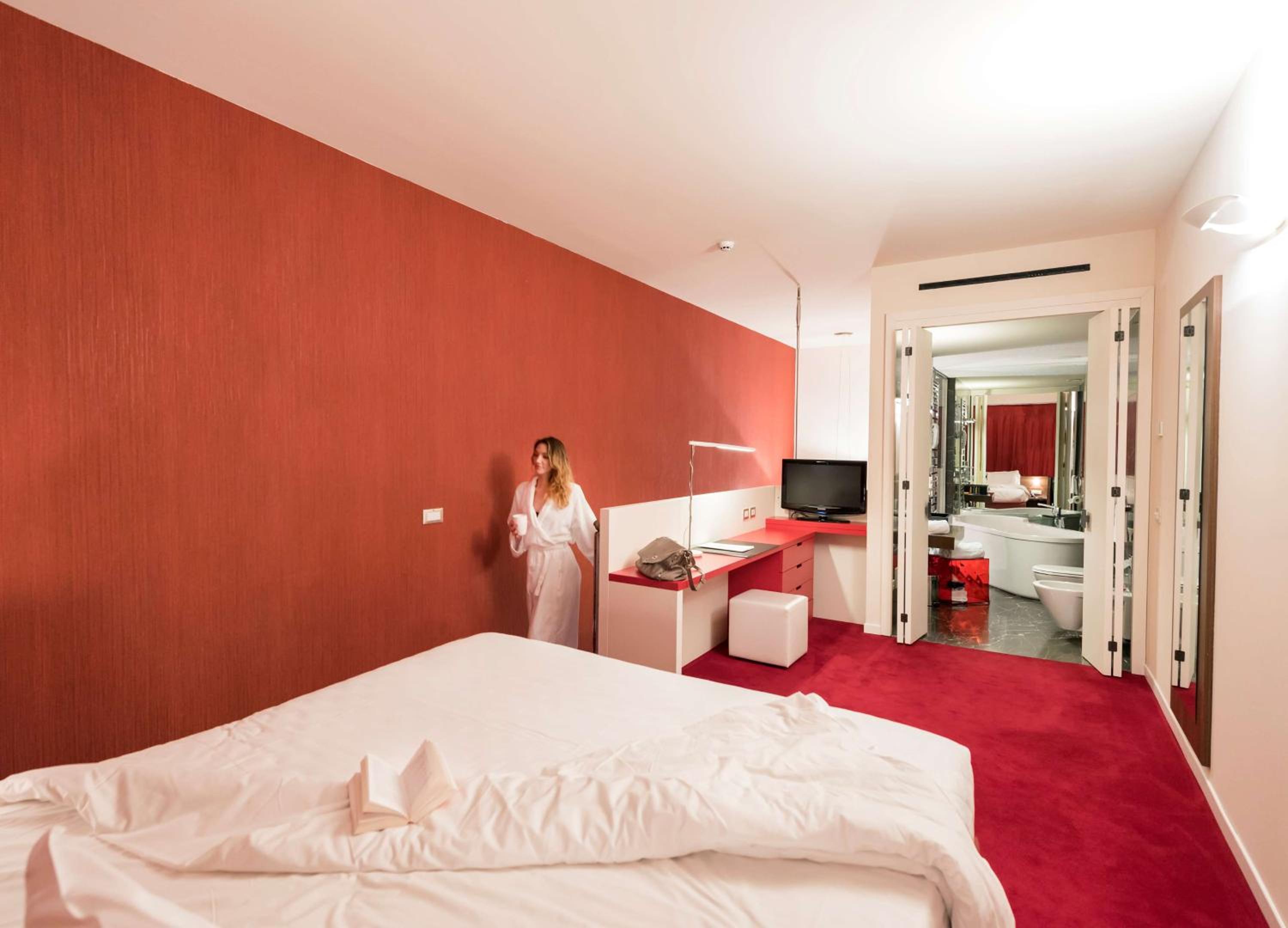 Junior King Suite with Sofa Bed - Photo 3