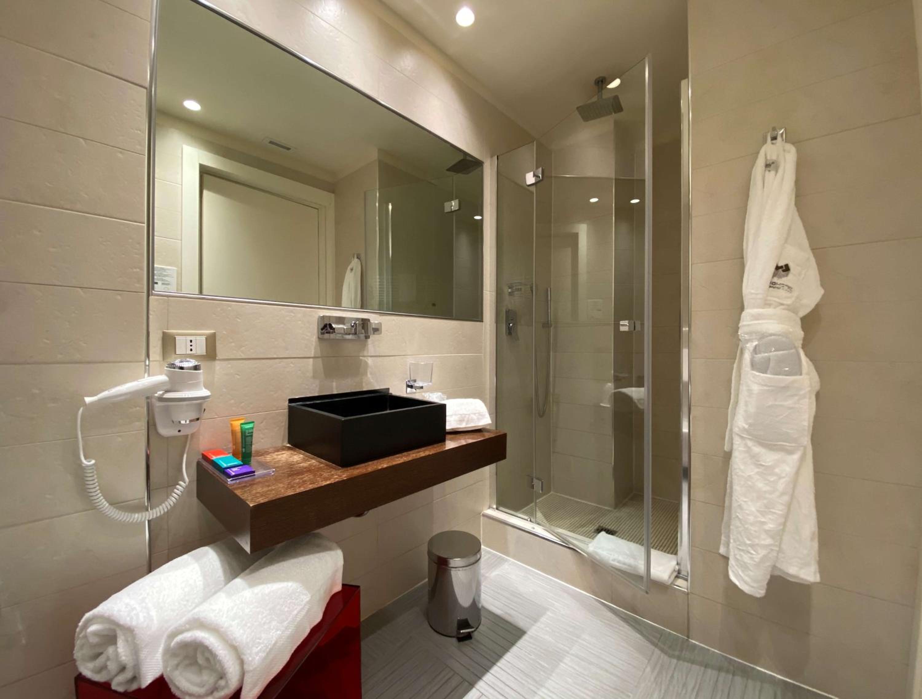Junior King Suite with Sofa Bed - Photo 6