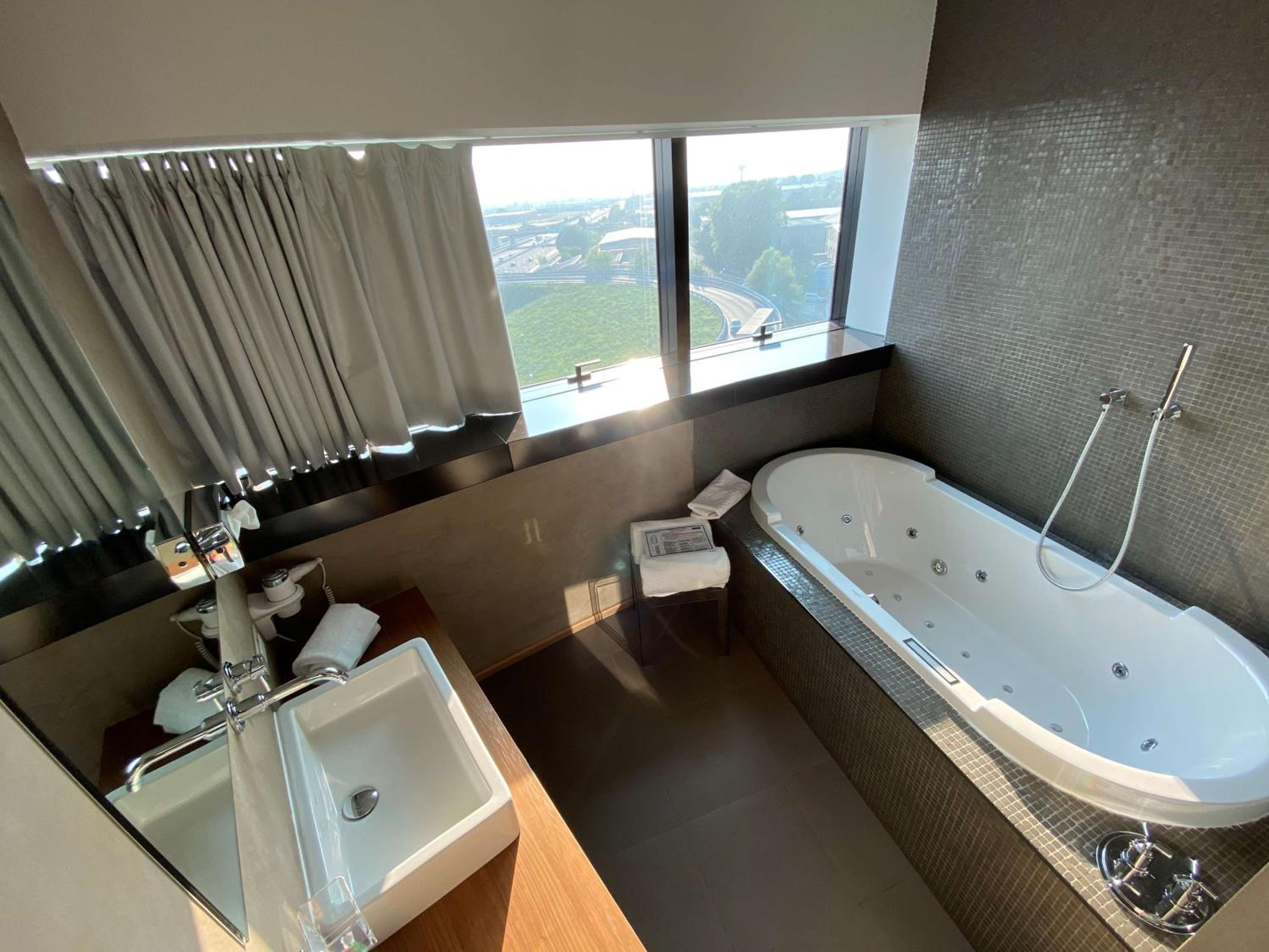 Prestige Junior King Suite with Spa Bath - Photo 5