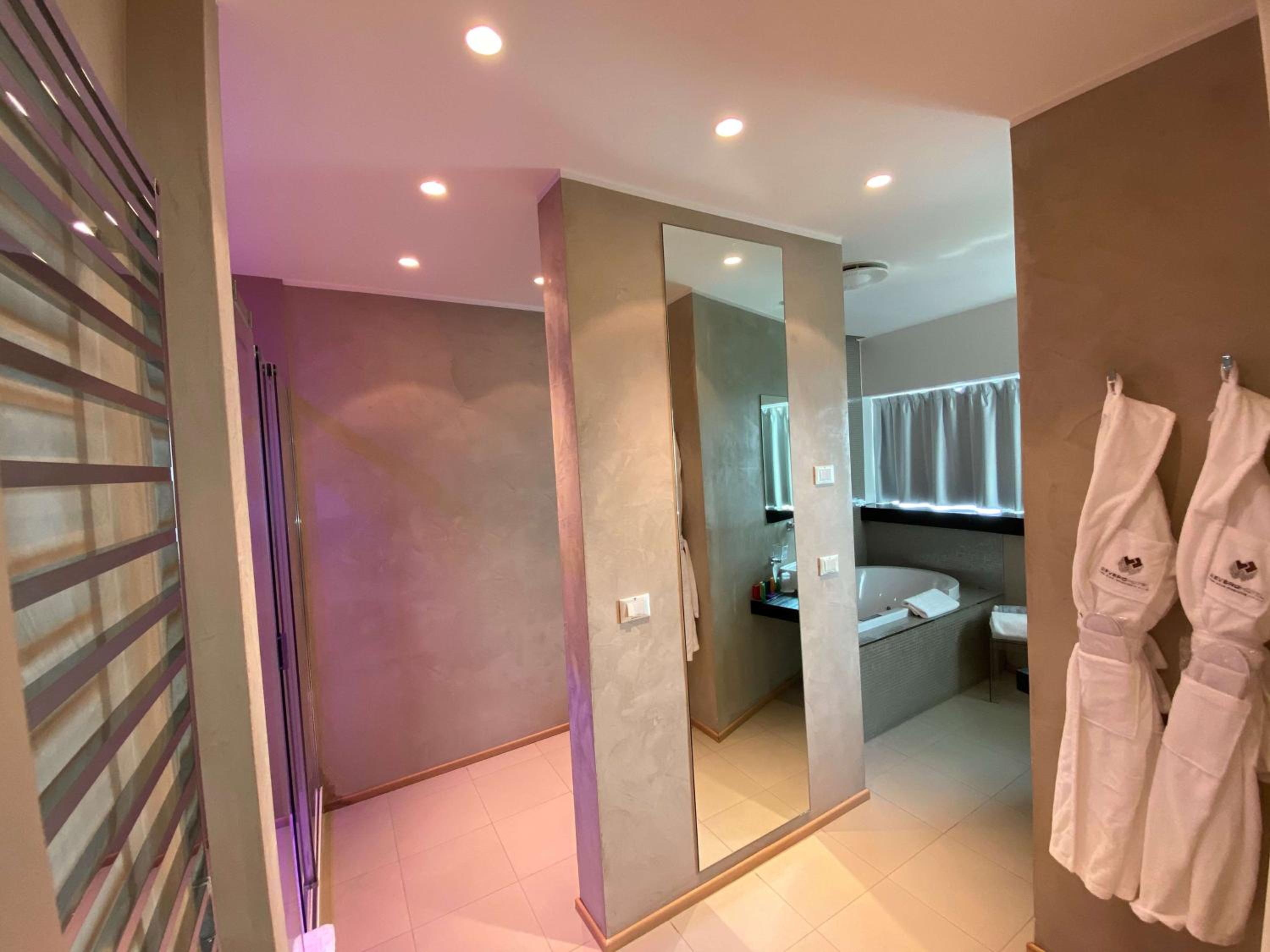 Prestige Junior King Suite with Spa Bath - Photo 6