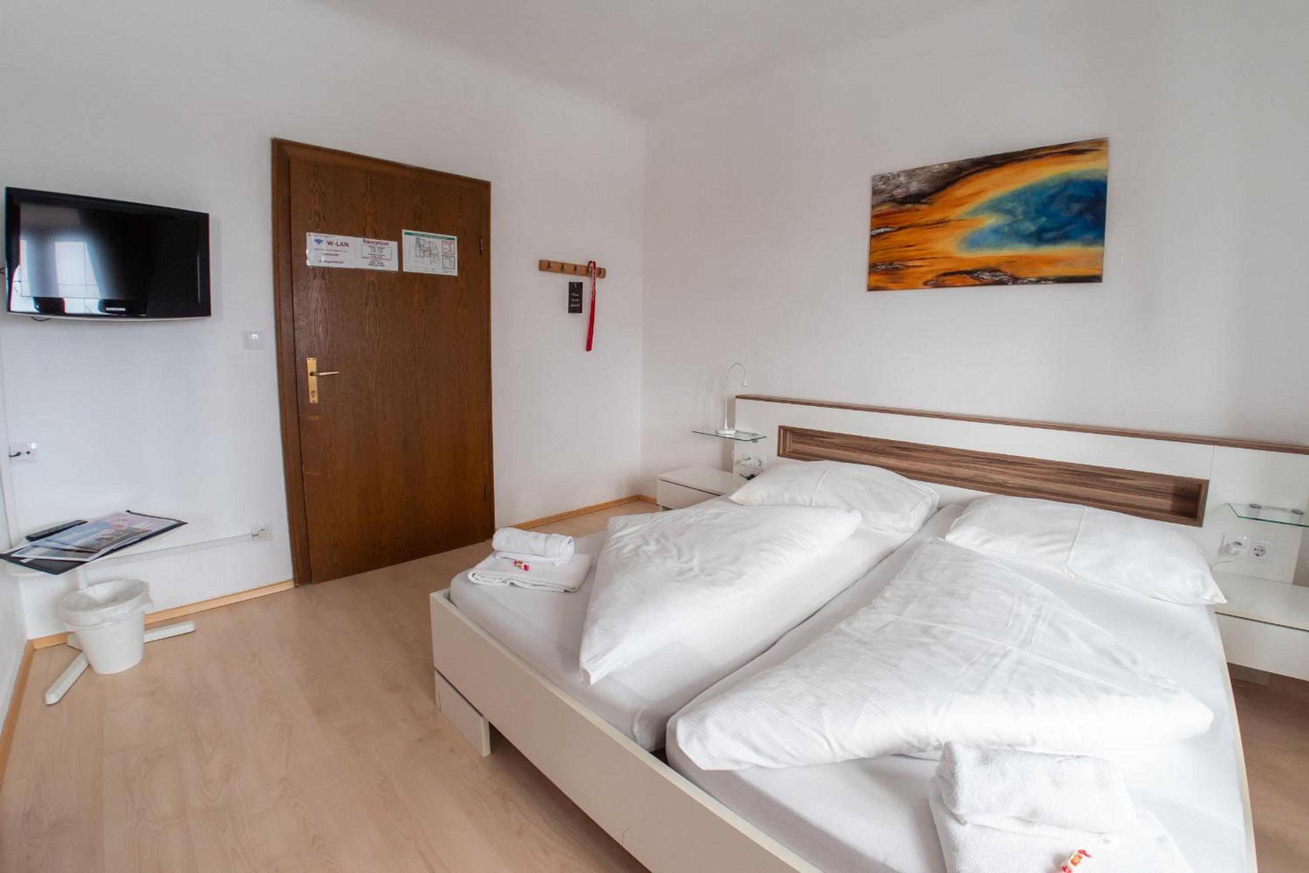 Deluxe Double Room with Shower - Photo 14