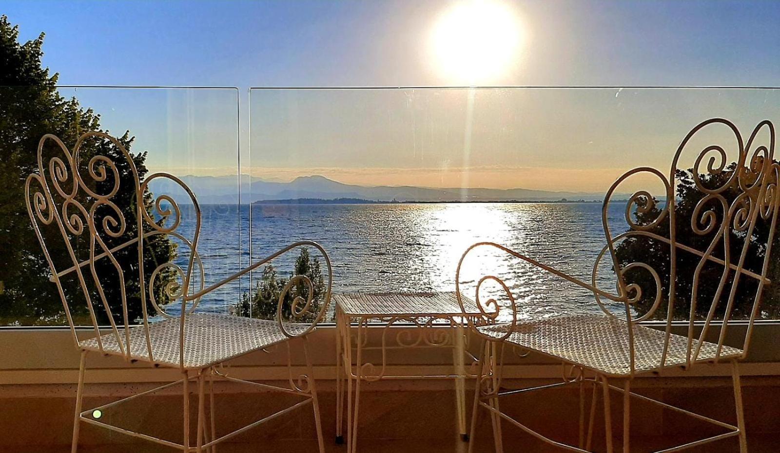 Comfort Room with Balcony and Lake View photo 2