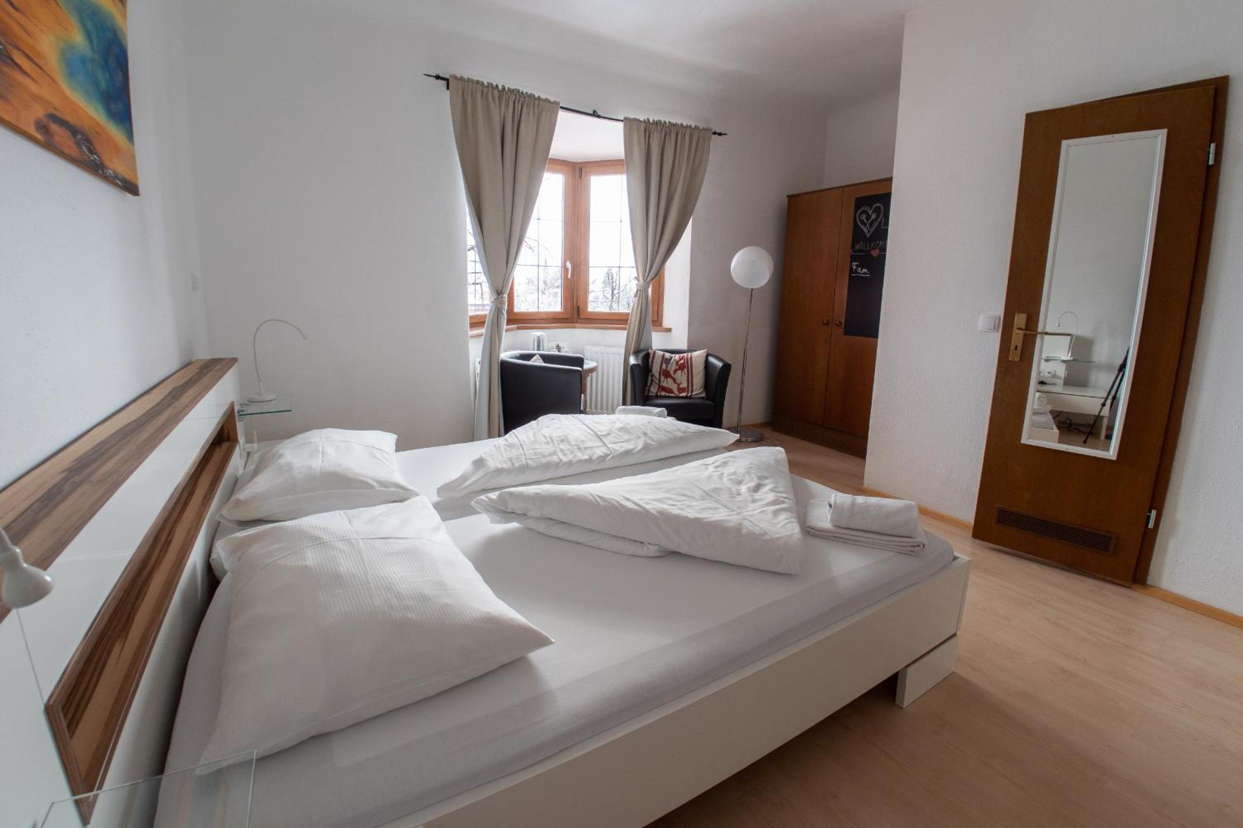 Deluxe Double Room with Shower - Photo 7