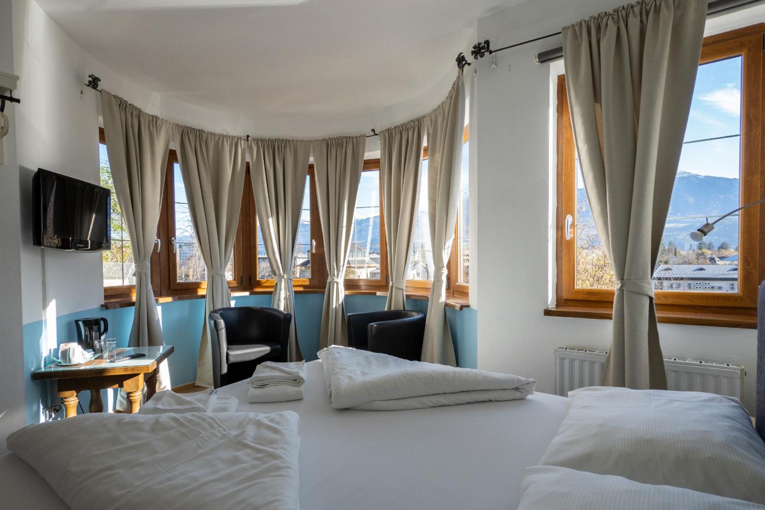 Deluxe Double Room with Shower - Photo 4