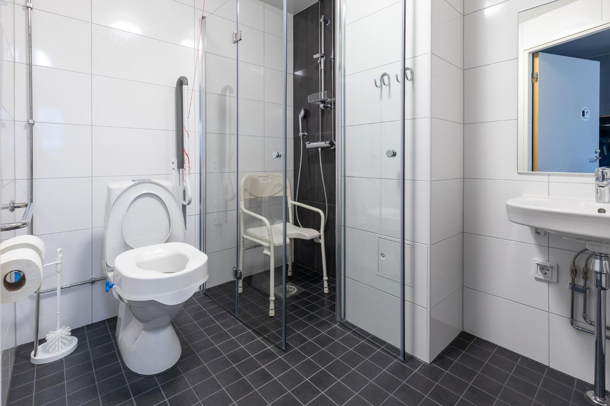Twin Room - Disability Access photo 2