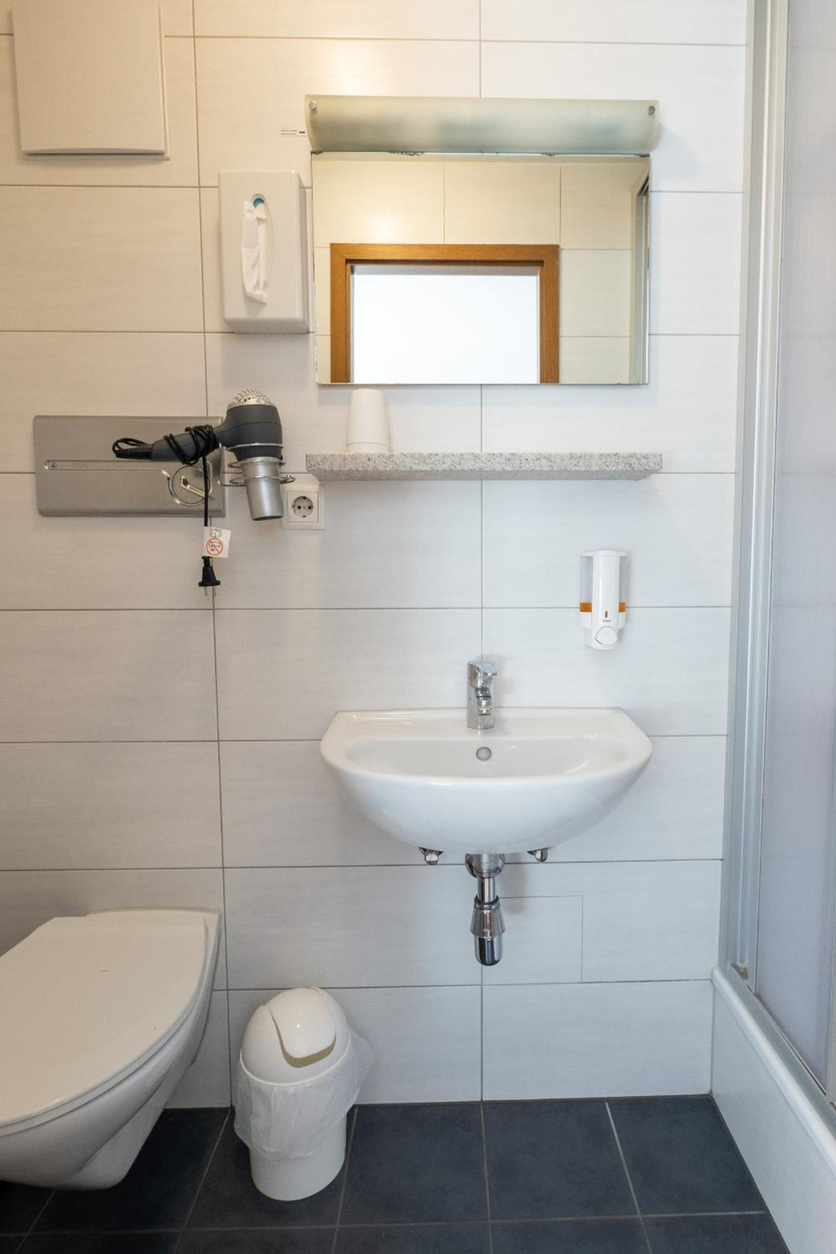 Deluxe Double Room with Shower - Photo 2