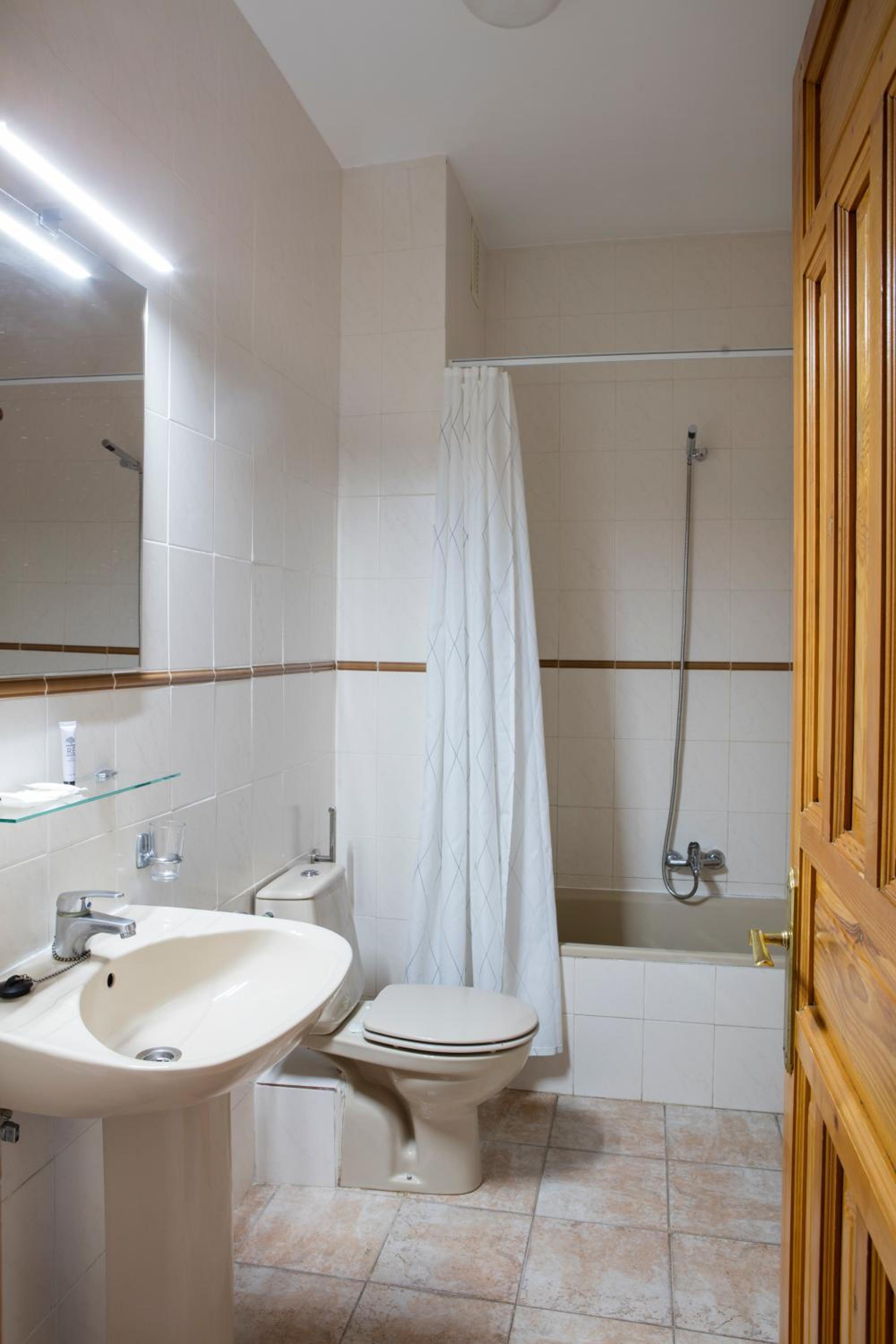 Double or Twin Room - Photo 5