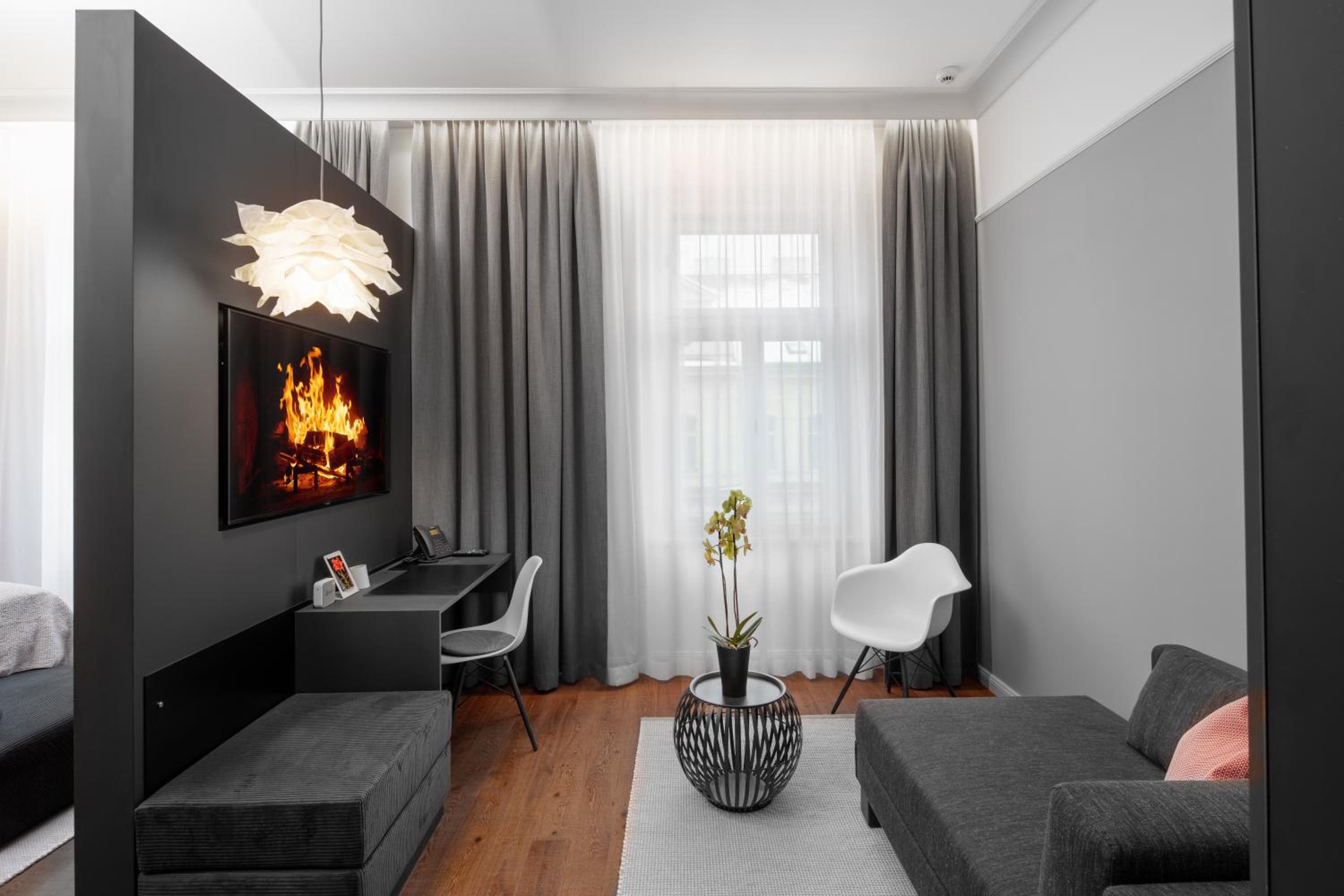Available room thumbnail 6