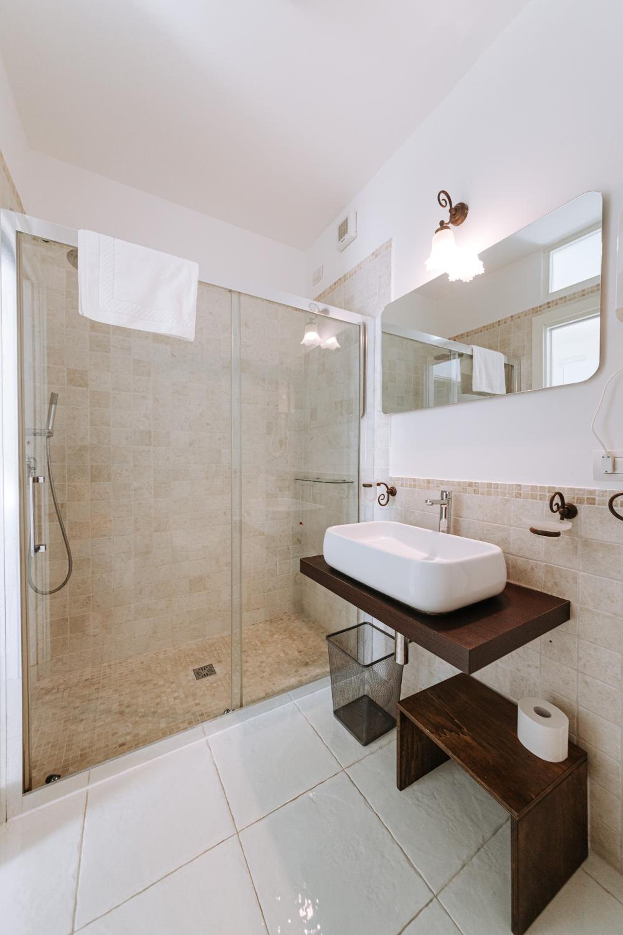Double Room with Balcony - Photo 6