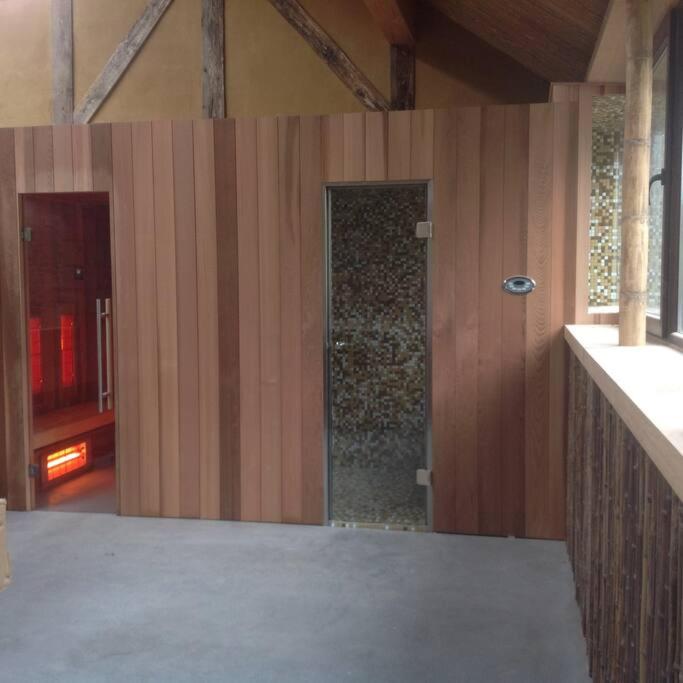 Five-Bedroom House photo 2
