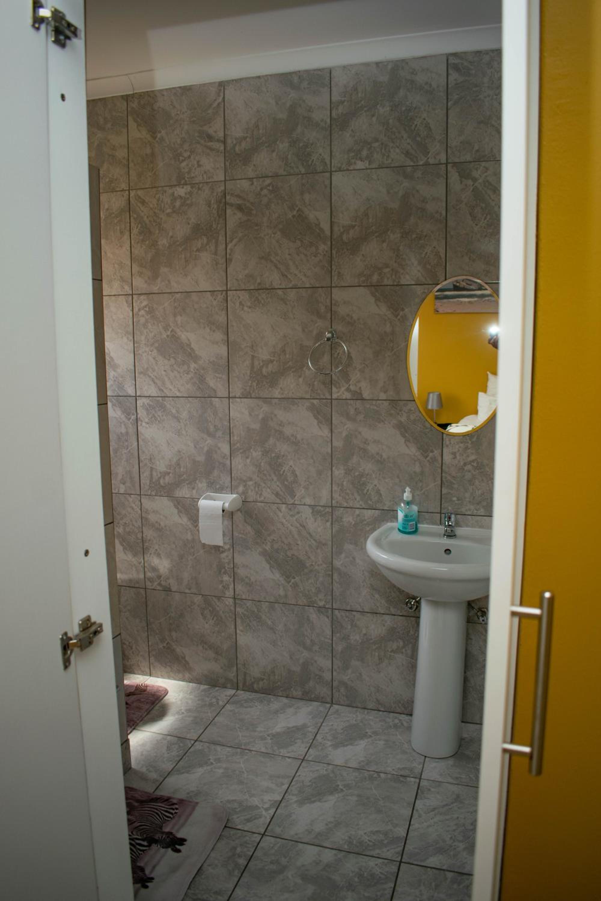 Basic Apartment photo 3
