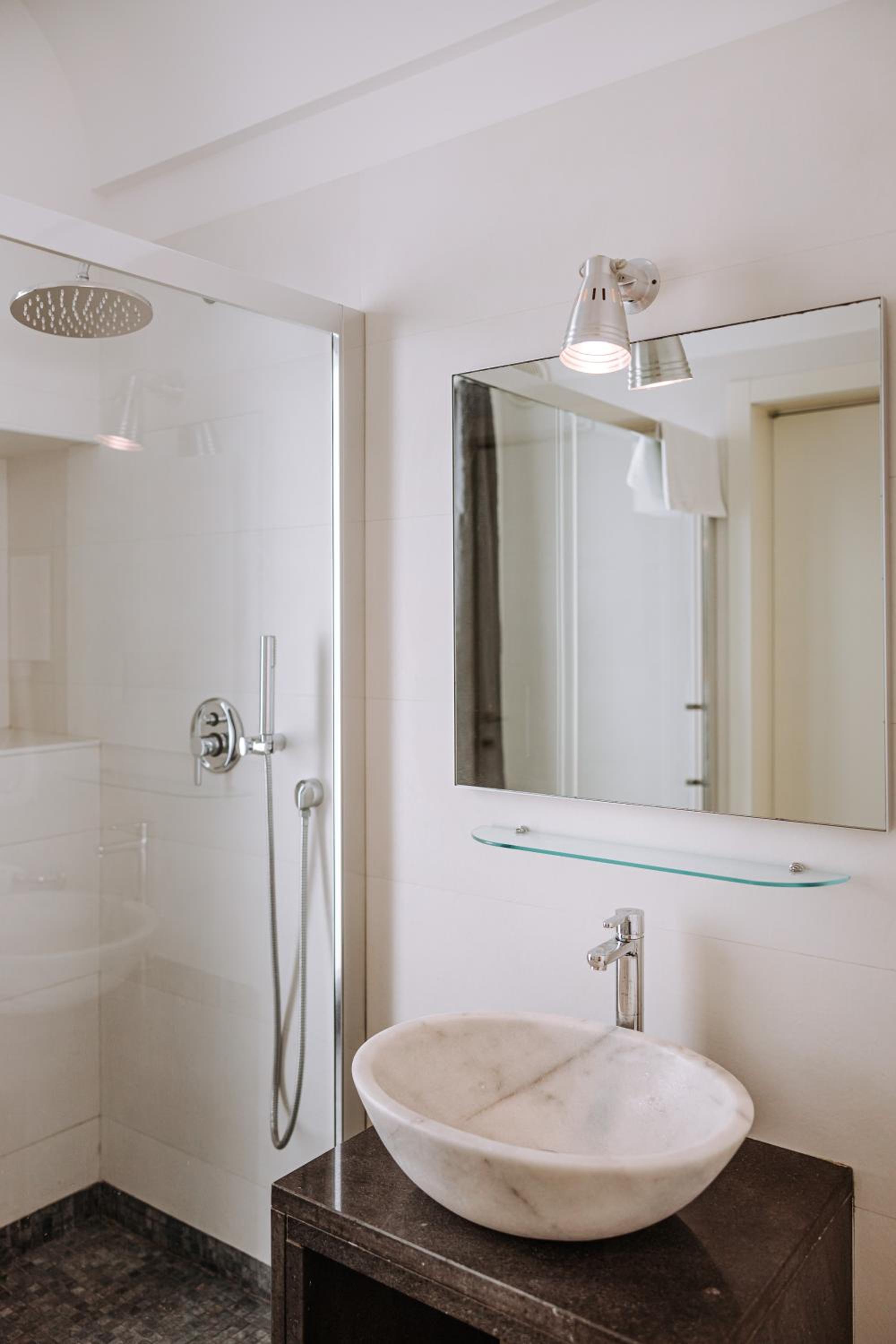 Quadruple Room with Balcony - Photo 6