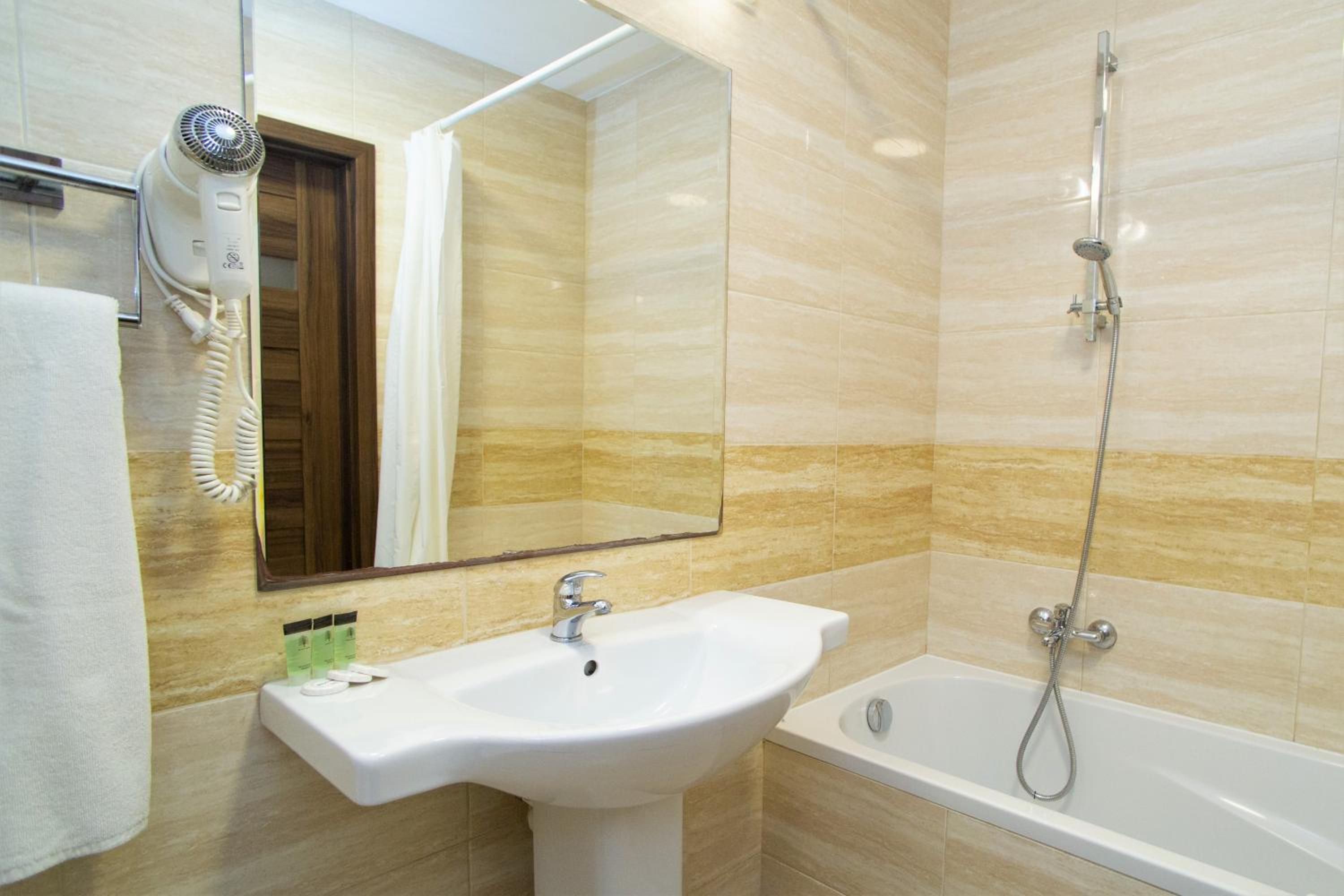 Basic Triple Room - Photo 12