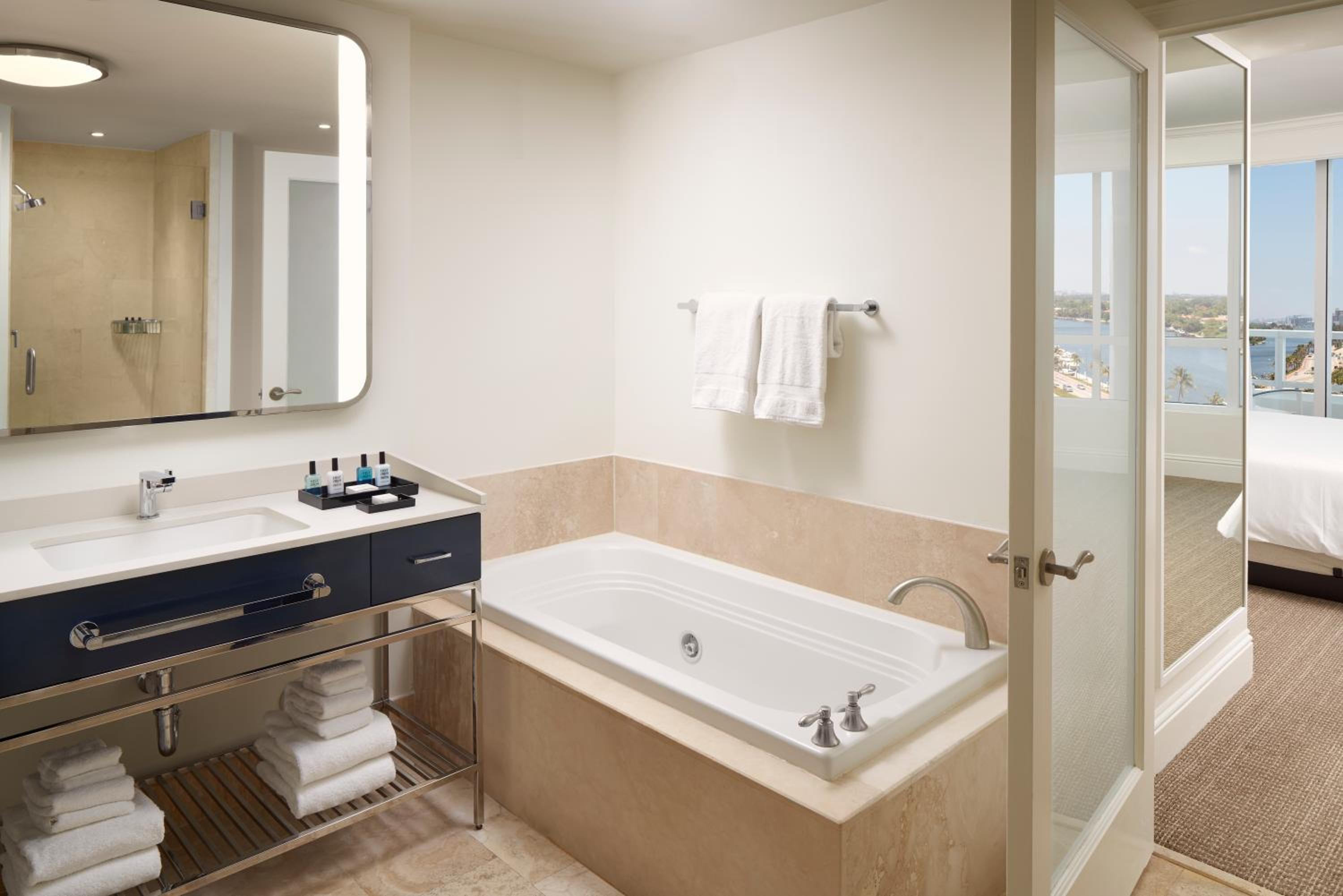 Tresor Bay View Junior Suite - Photo 3