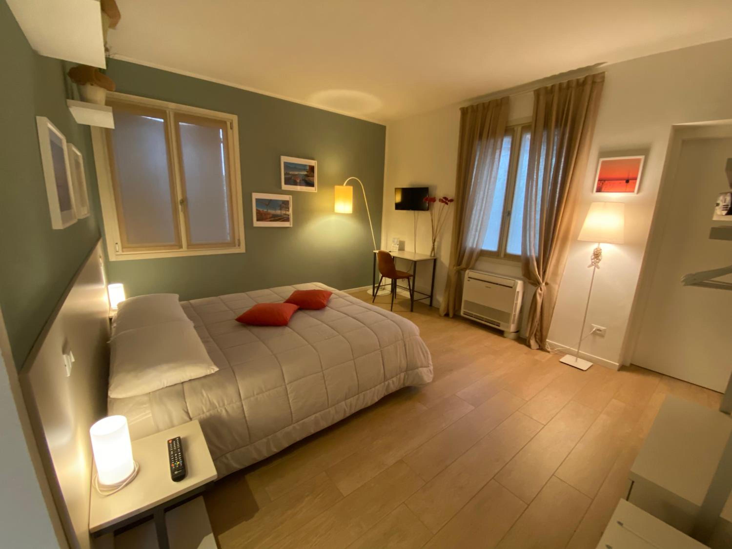 Double Room with Private Bathroom - Photo 2