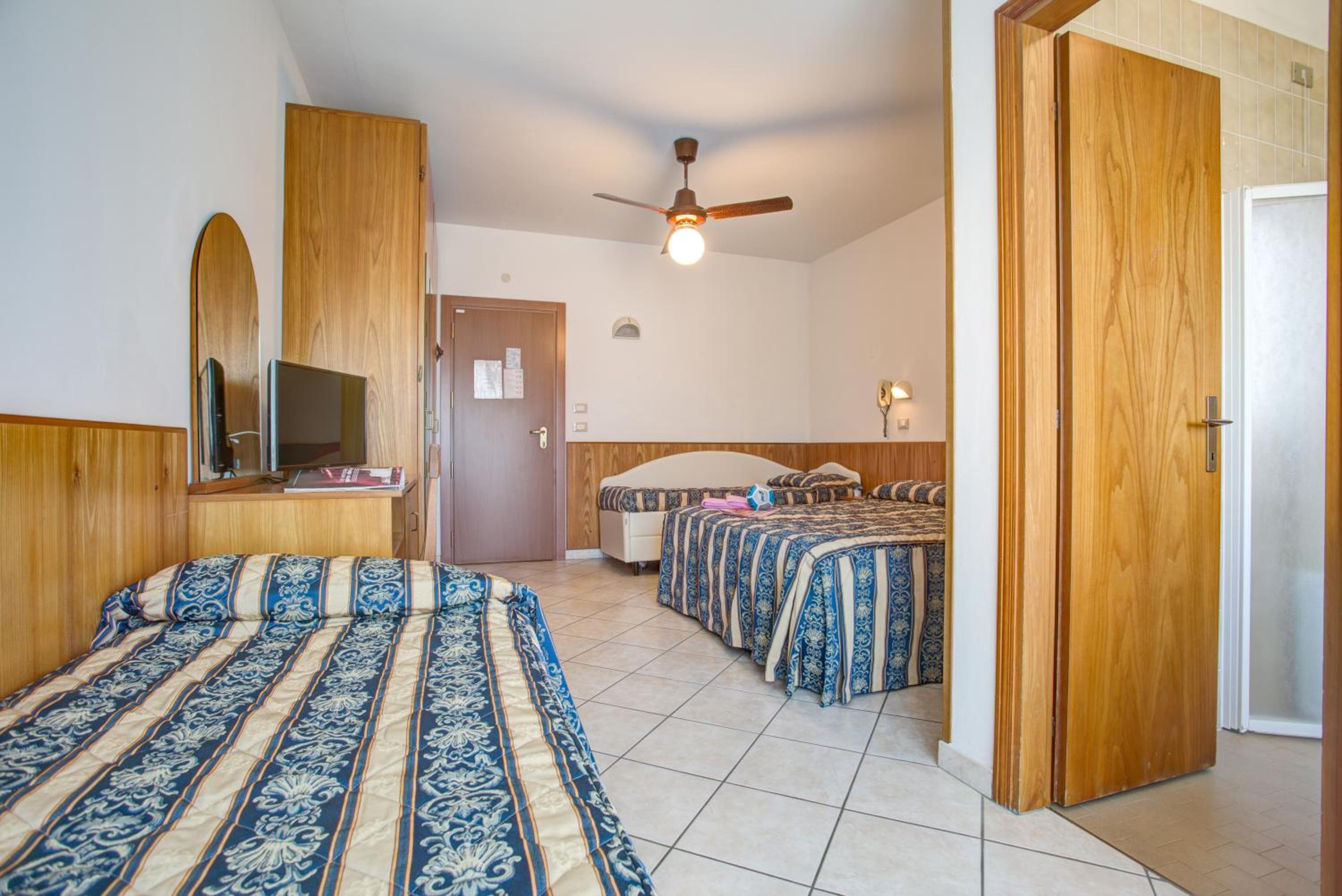 Quadruple Room - Photo 1