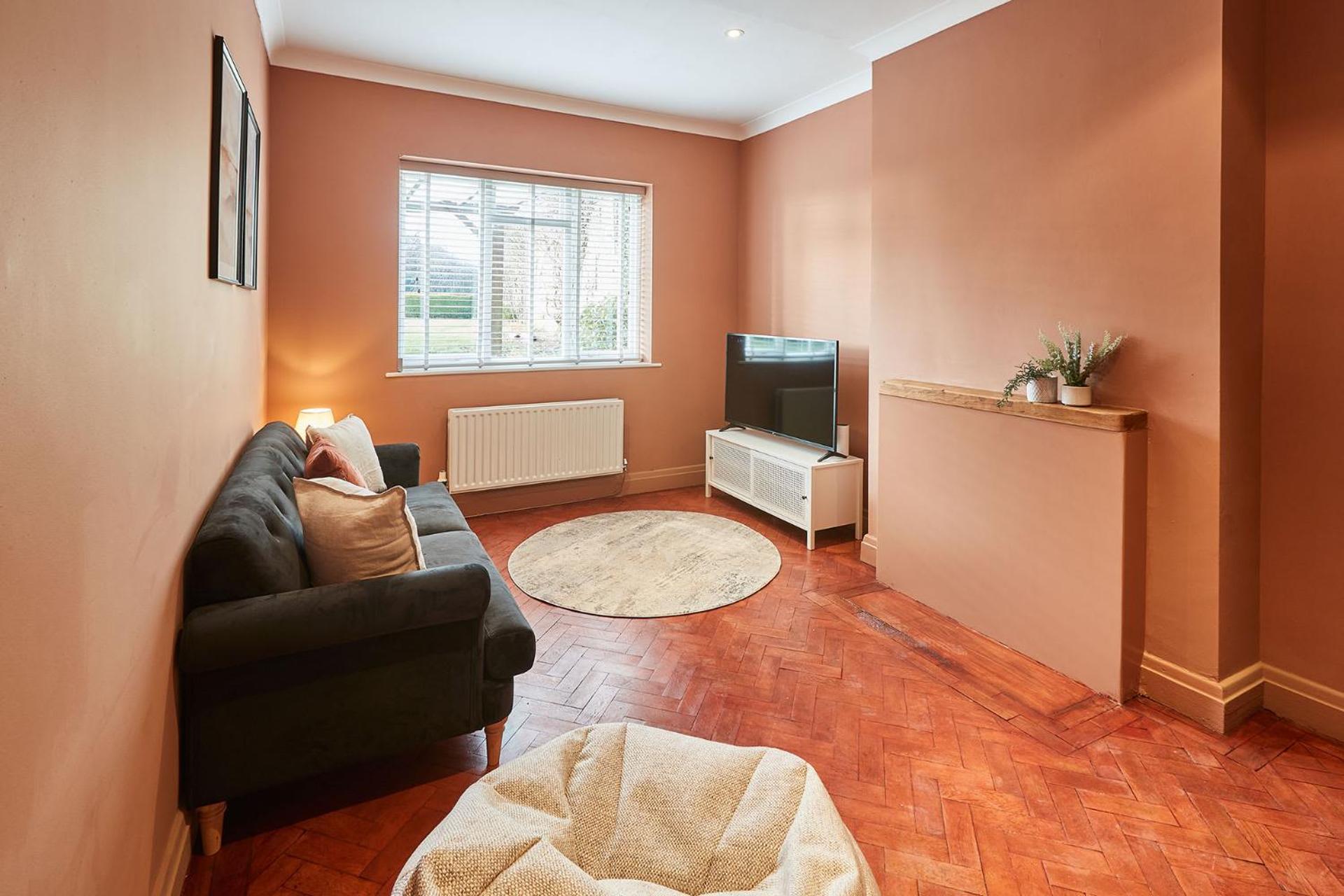 Seven-Bedroom House photo 2
